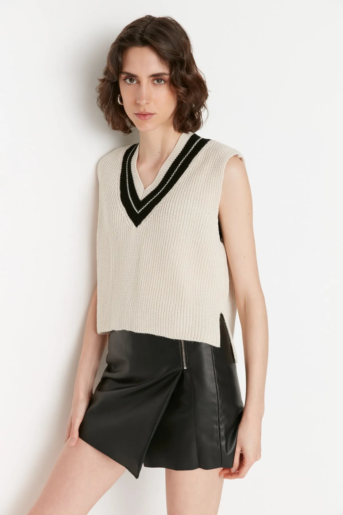 Trendyol Collection  Stone Crop Strickpullover mit V-AusschnittTWOAW21BZ0135