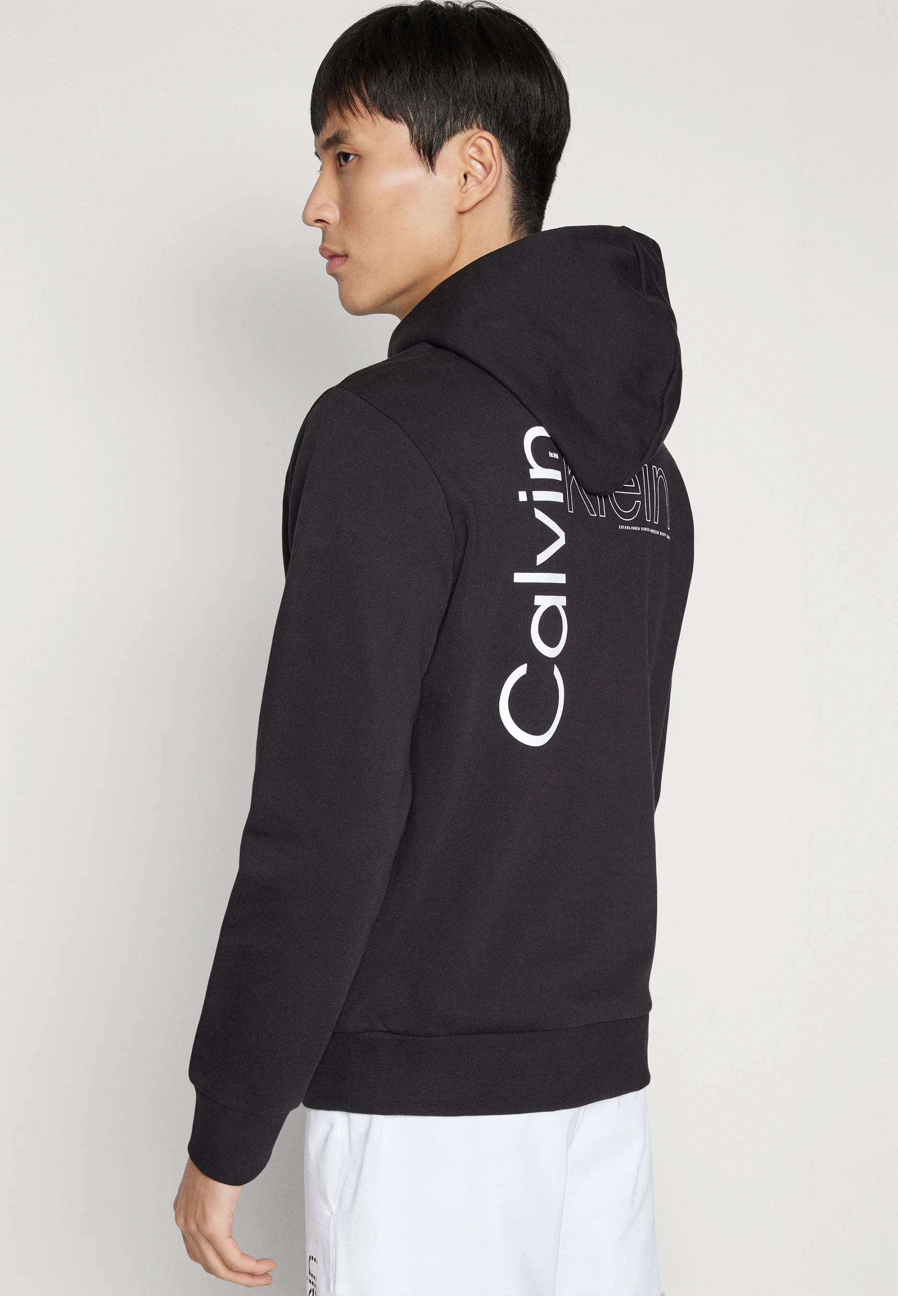 Sudadera con capucha Calvin Klein con logo en la espalda en ángulo