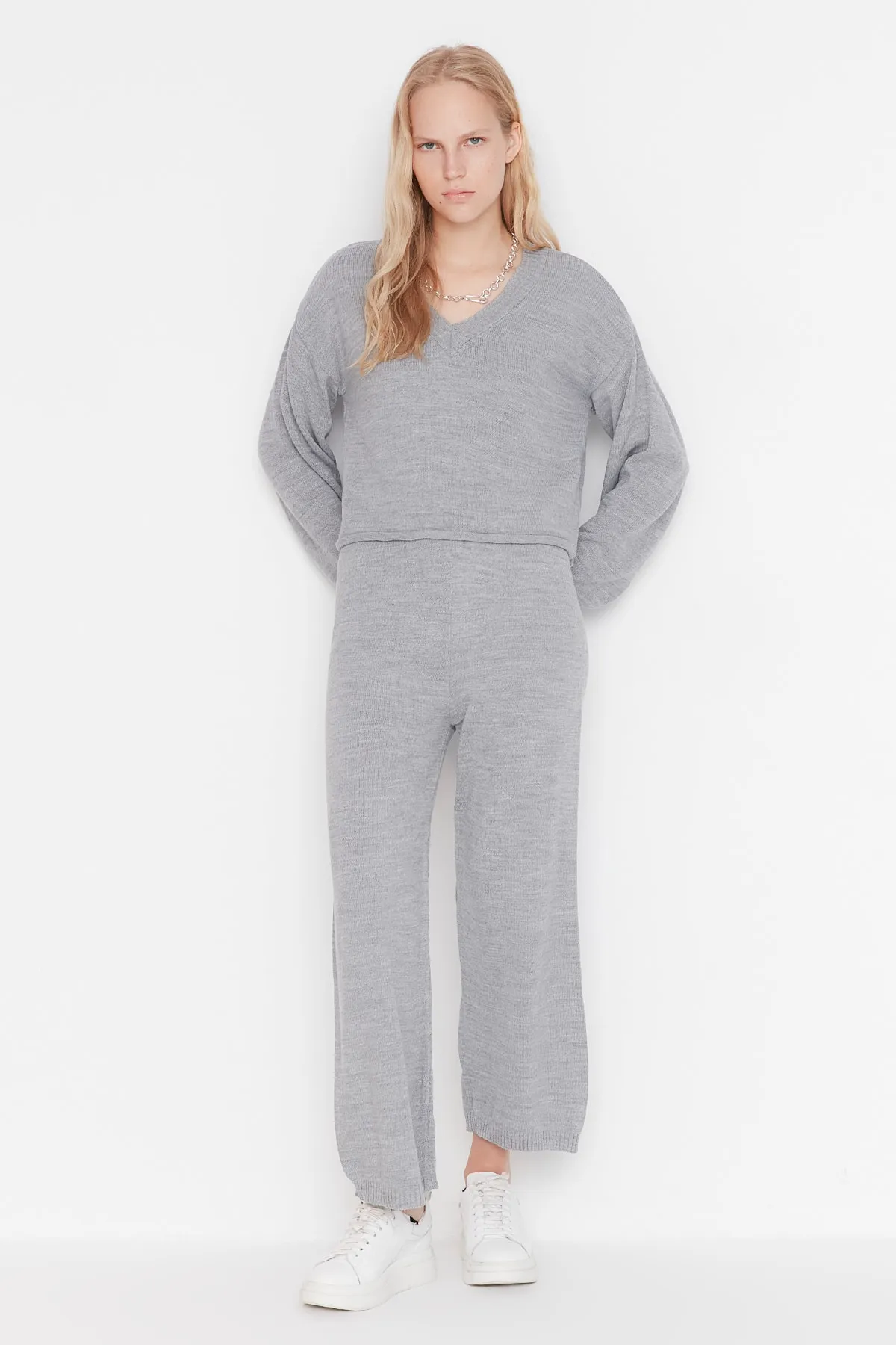 Trendyol Collection  Graues Strickoberteil- und -unterteil-Set mit V-Ausschnitt TWOAW23AU00087