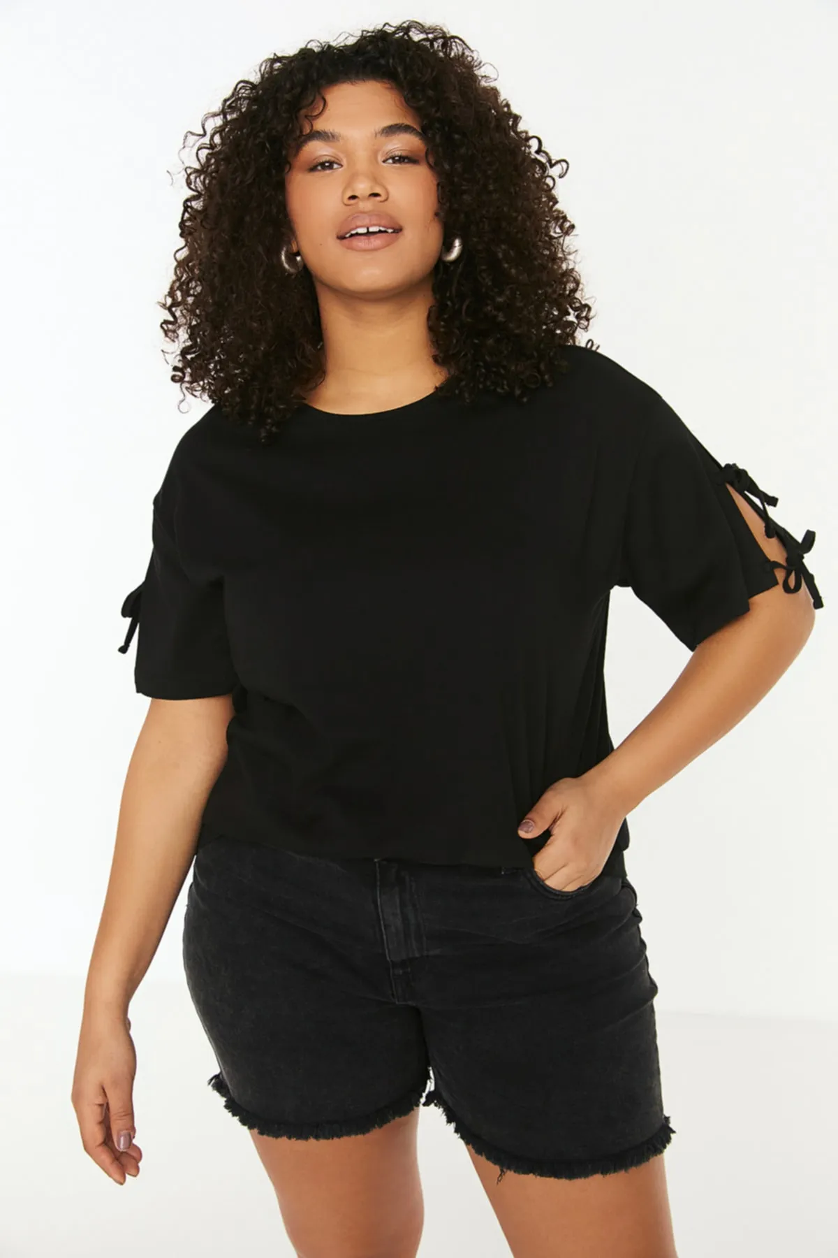 Trendyol Curve  Schwarzes, detailliertes Strick-T-Shirt mit Ärmeln TBSSS22TS2291