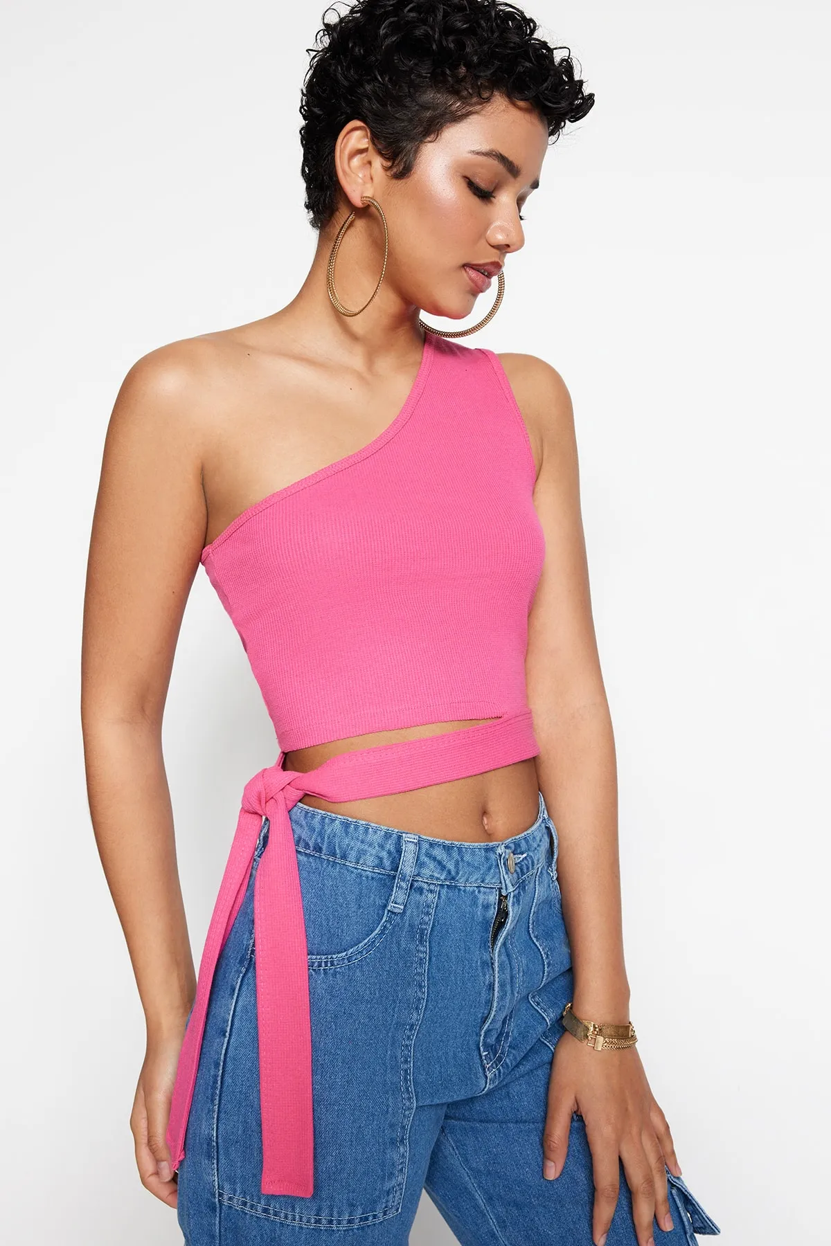 Trendyol Collection  Fuchsiafarbene, taillierte One-Shoulder-Bluse aus geripptem Strick mit Detail TWOSS22BZ1558