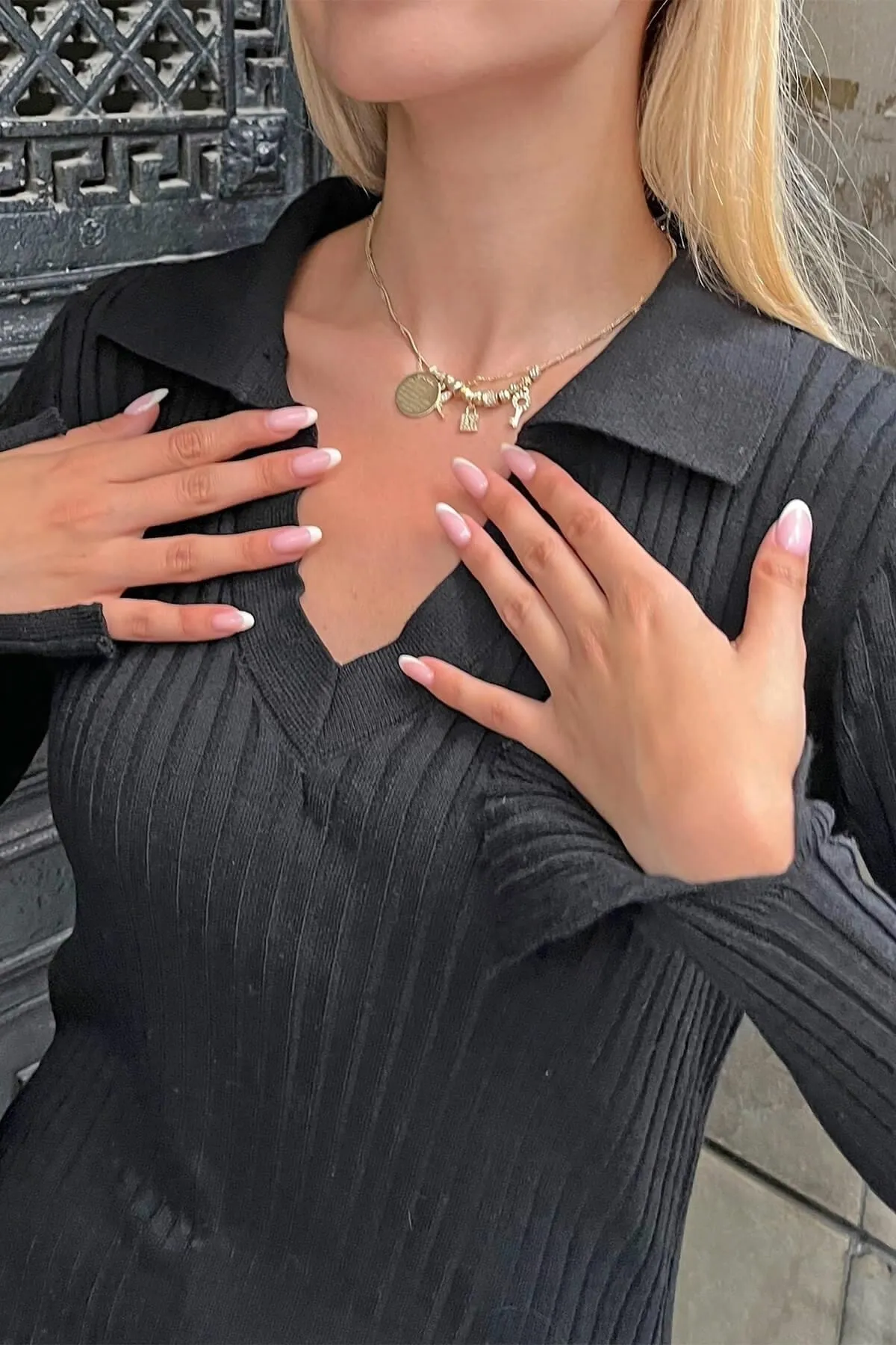 Swist  Schwarzes Strick-Midikleid für Damen mit Polo-Ausschnitt und Ärmeln