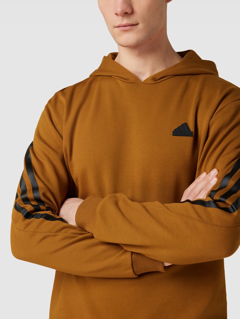 Hoodie mit Label-Patch in khaki