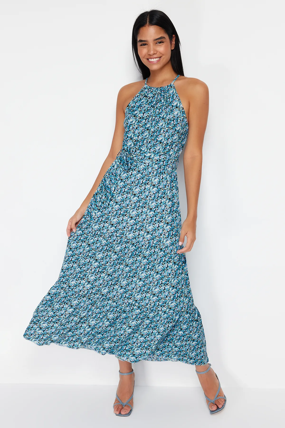 Trendyol Collection  Blaues geblümtes Skater-/Taillen-Neckholder-Maxikleid mit geripptem, dehnbarem Strick TWOSS24EL00418