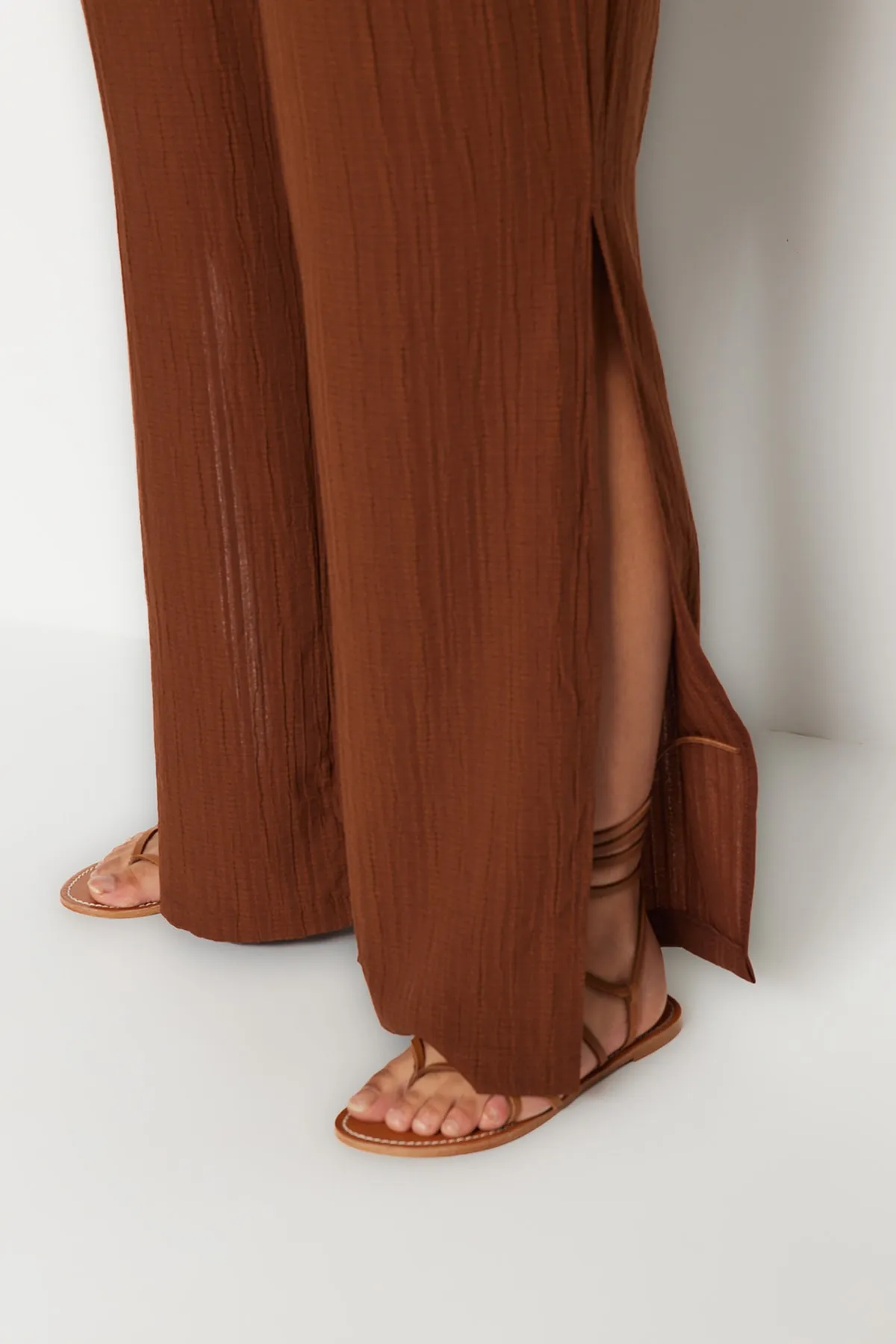 Trendyol Curve  Braune gewebte Strandhose mit Schlitzdetail TBBSS23AR00012