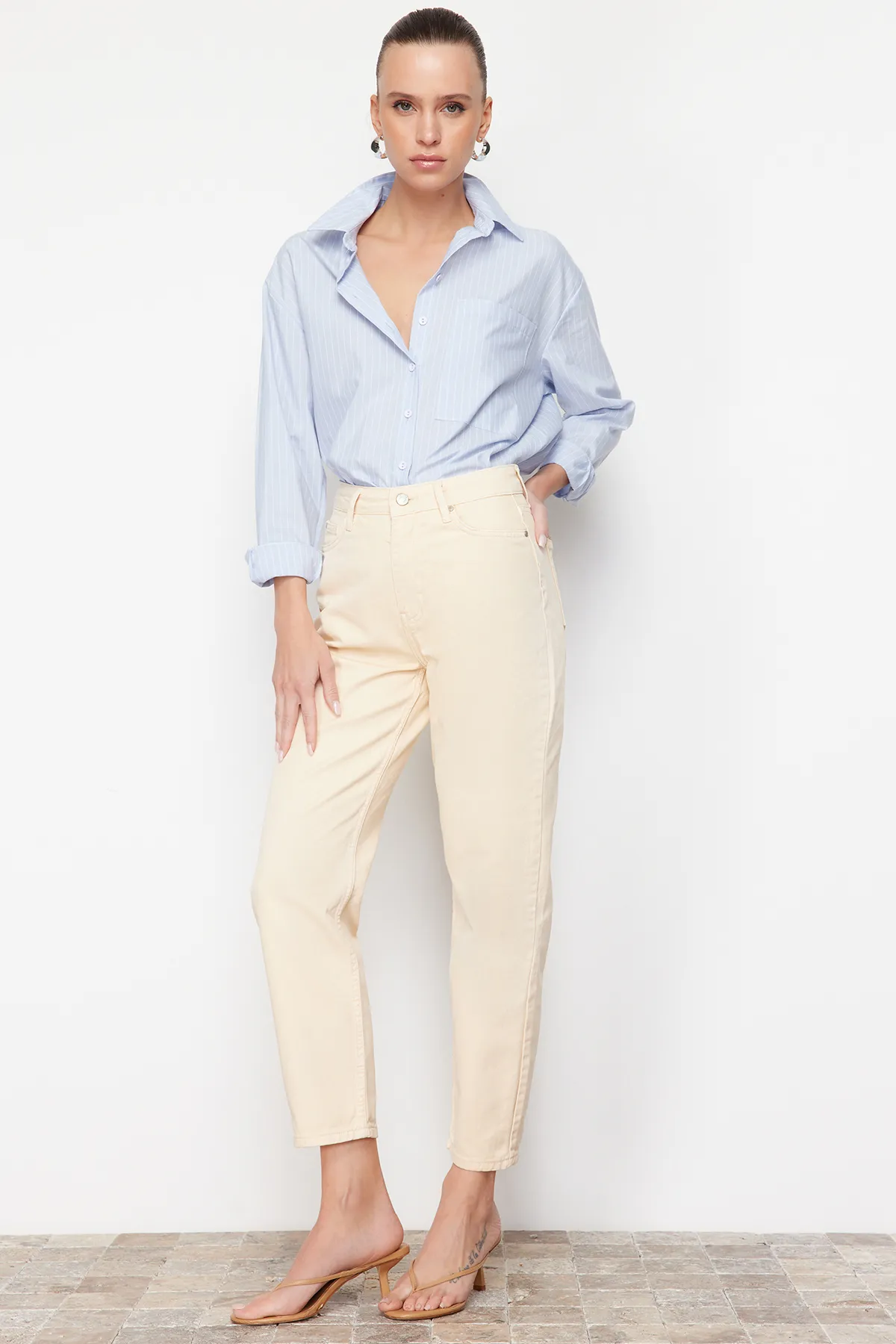 Trendyol Collection  Beige Mom-Jeans mit hoher Taille TWOAW24JE00076