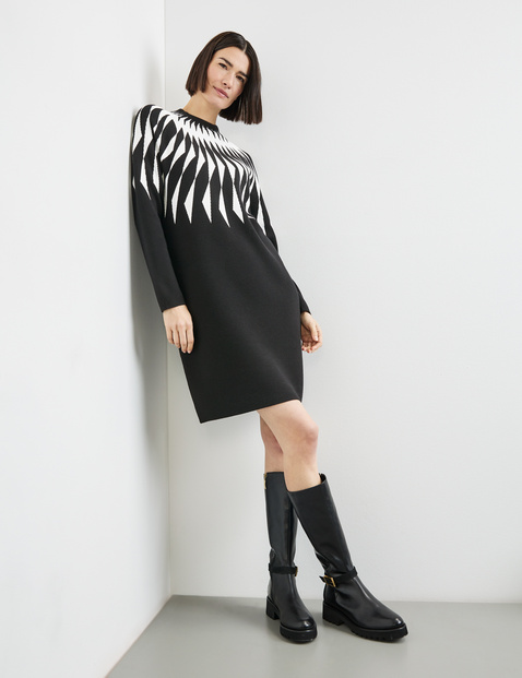 Kurzes Kleid mit Jacquard-Muster und Raglanarm