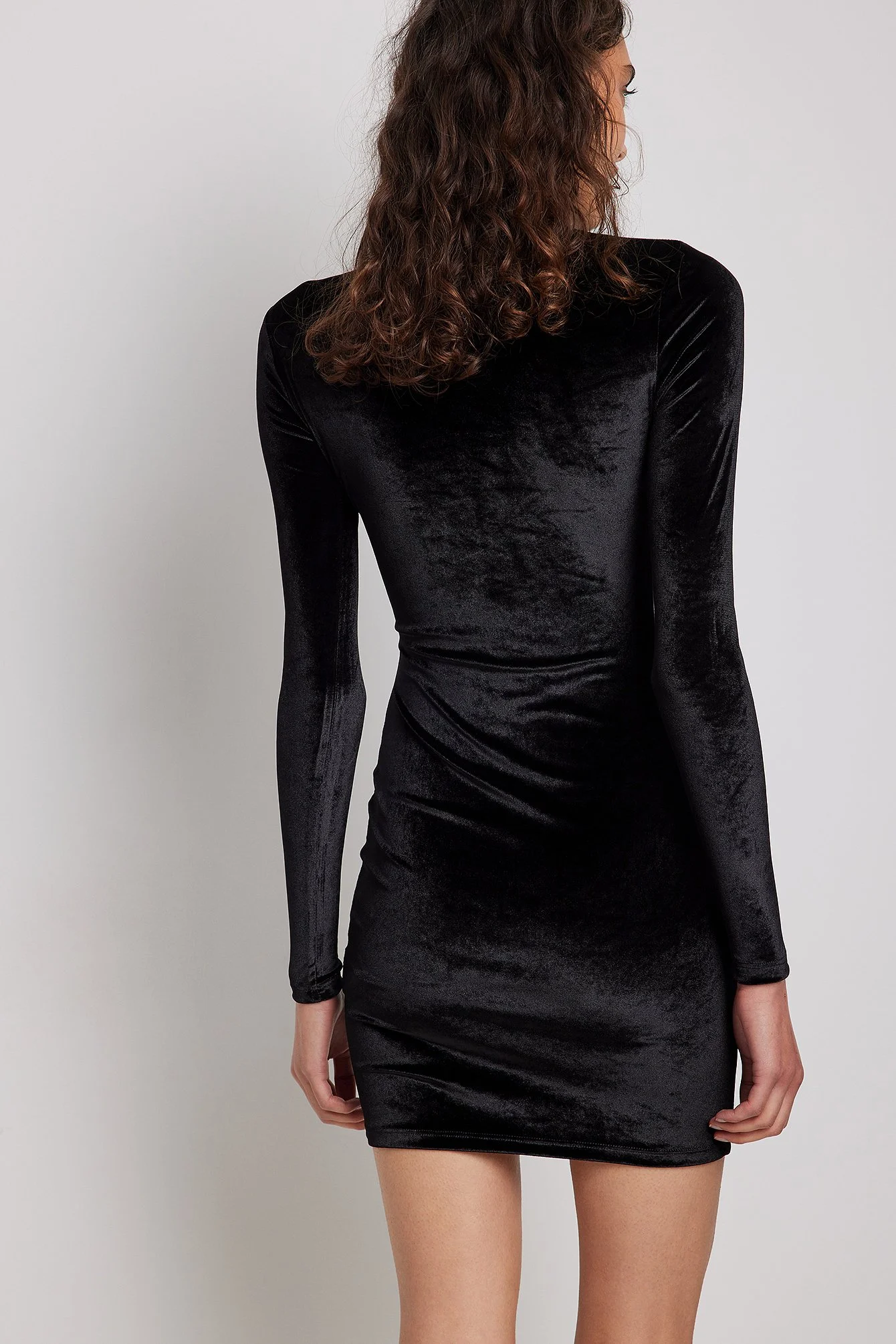 Hochgeschlossenes Minikleid aus Samt