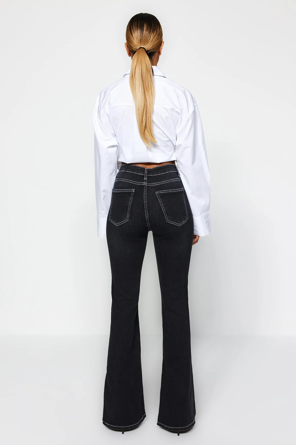 Trendyol Collection  Schwarze Schlagjeans mit hoher Taille TWOSS22JE0460