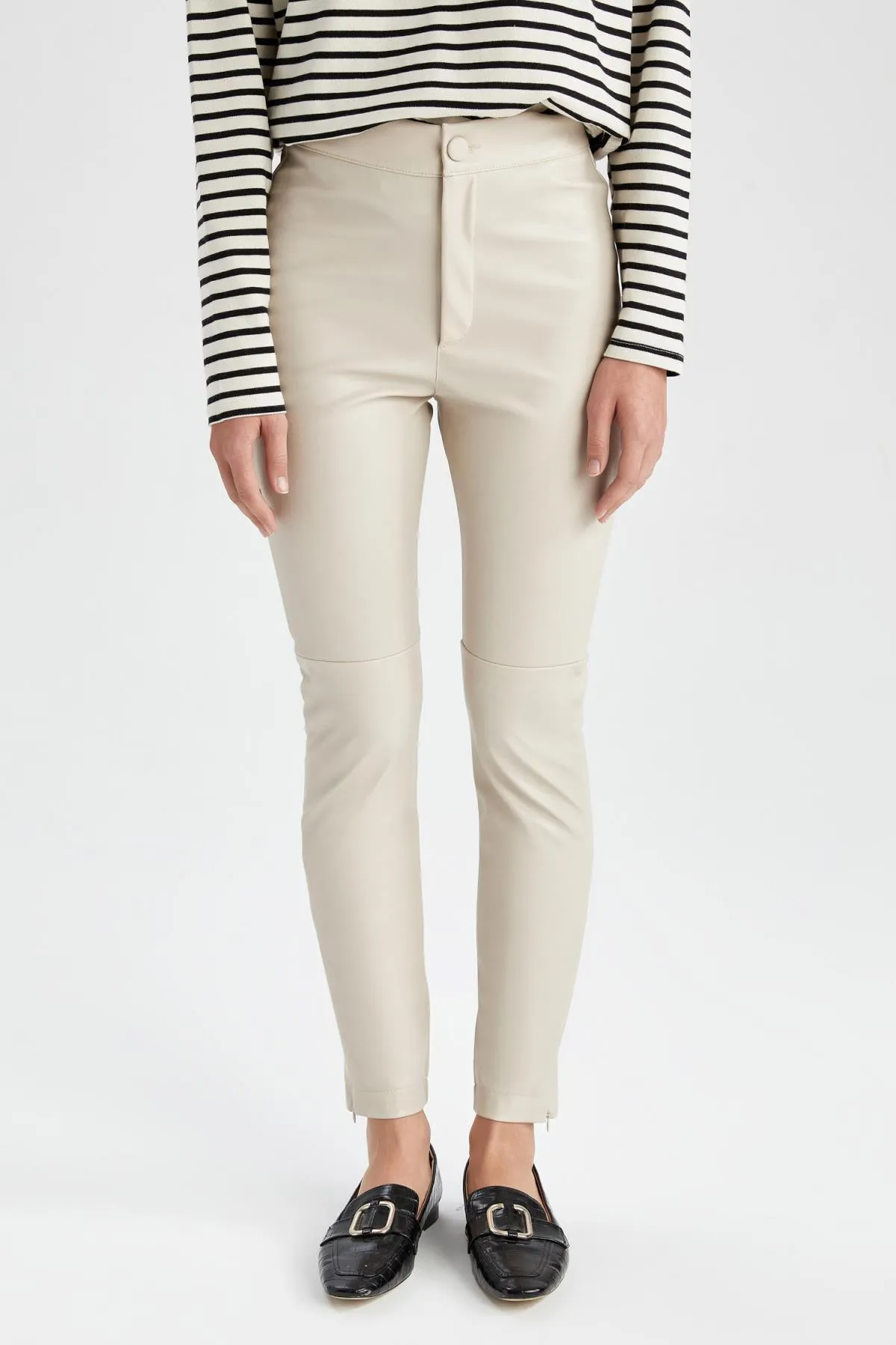 DeFacto  Leggings aus Kunstleder mit Reißverschluss am Bein und hoher Taille
