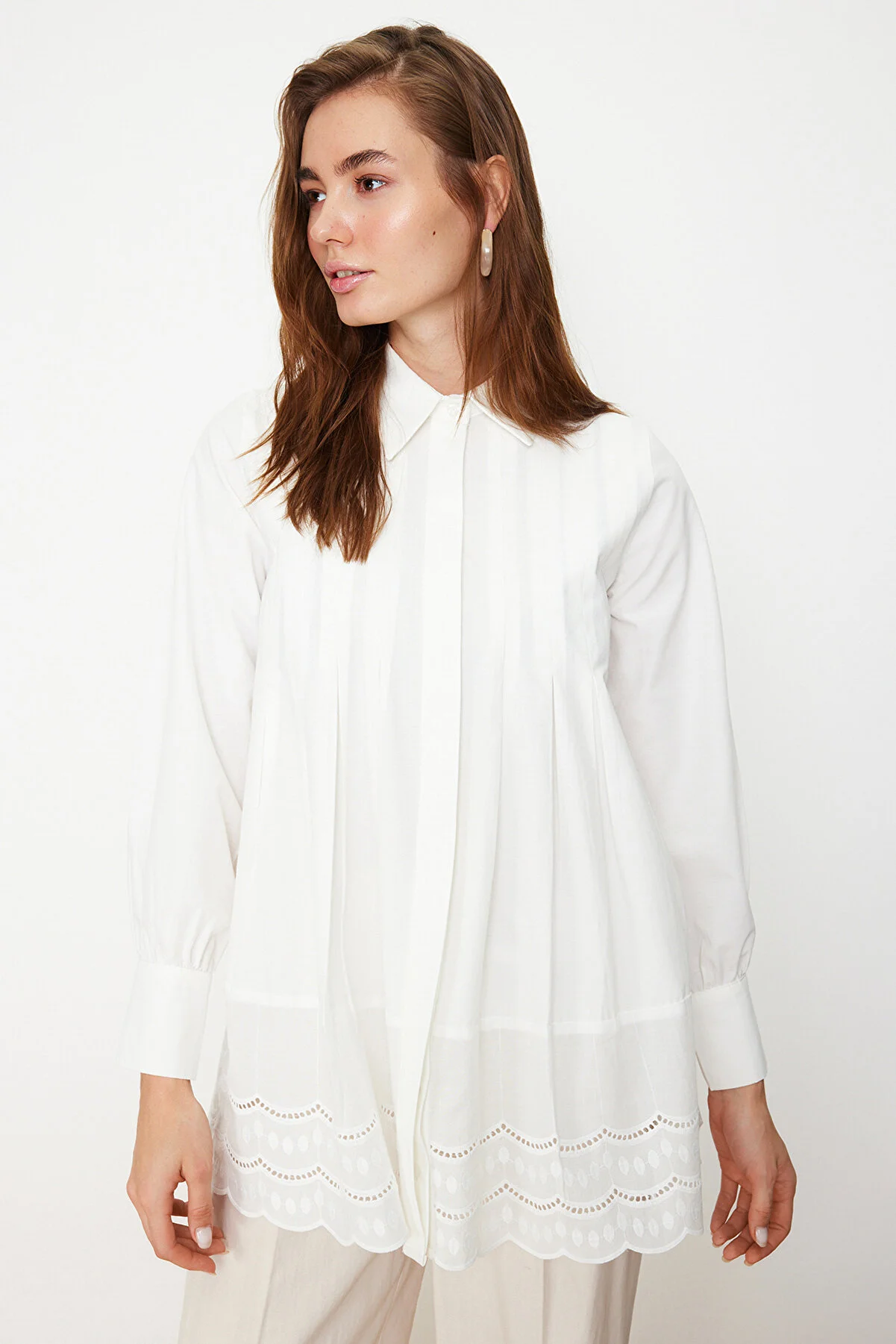 Trendyol Modest  Ecrufarbenes, gewebtes Baumwollhemd mit Stickereidetail TCTSS24TG00017