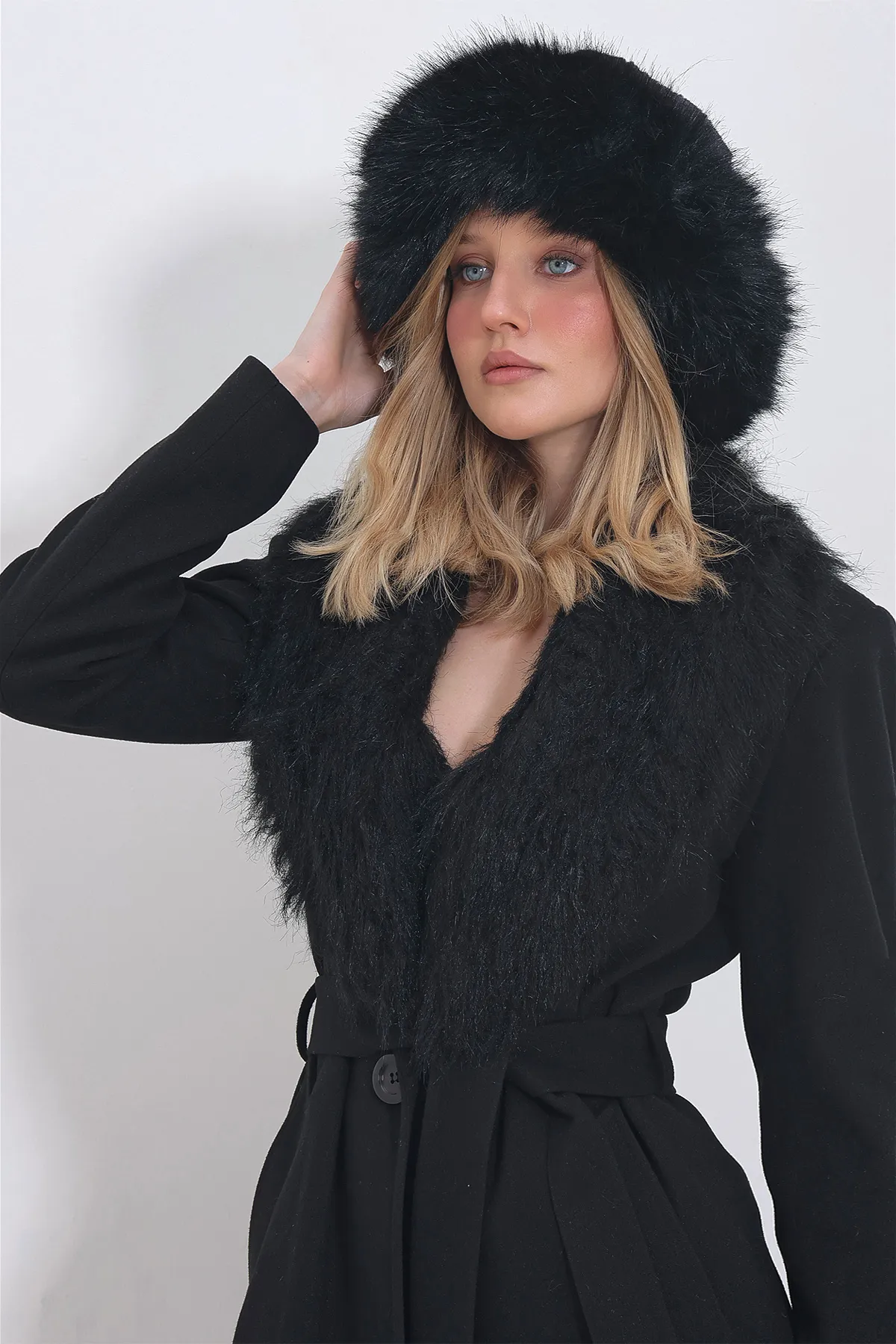Trend Alaçatı Stili  Schwarze Kunstfell-Schlagmütze für Damen ALC-X11423