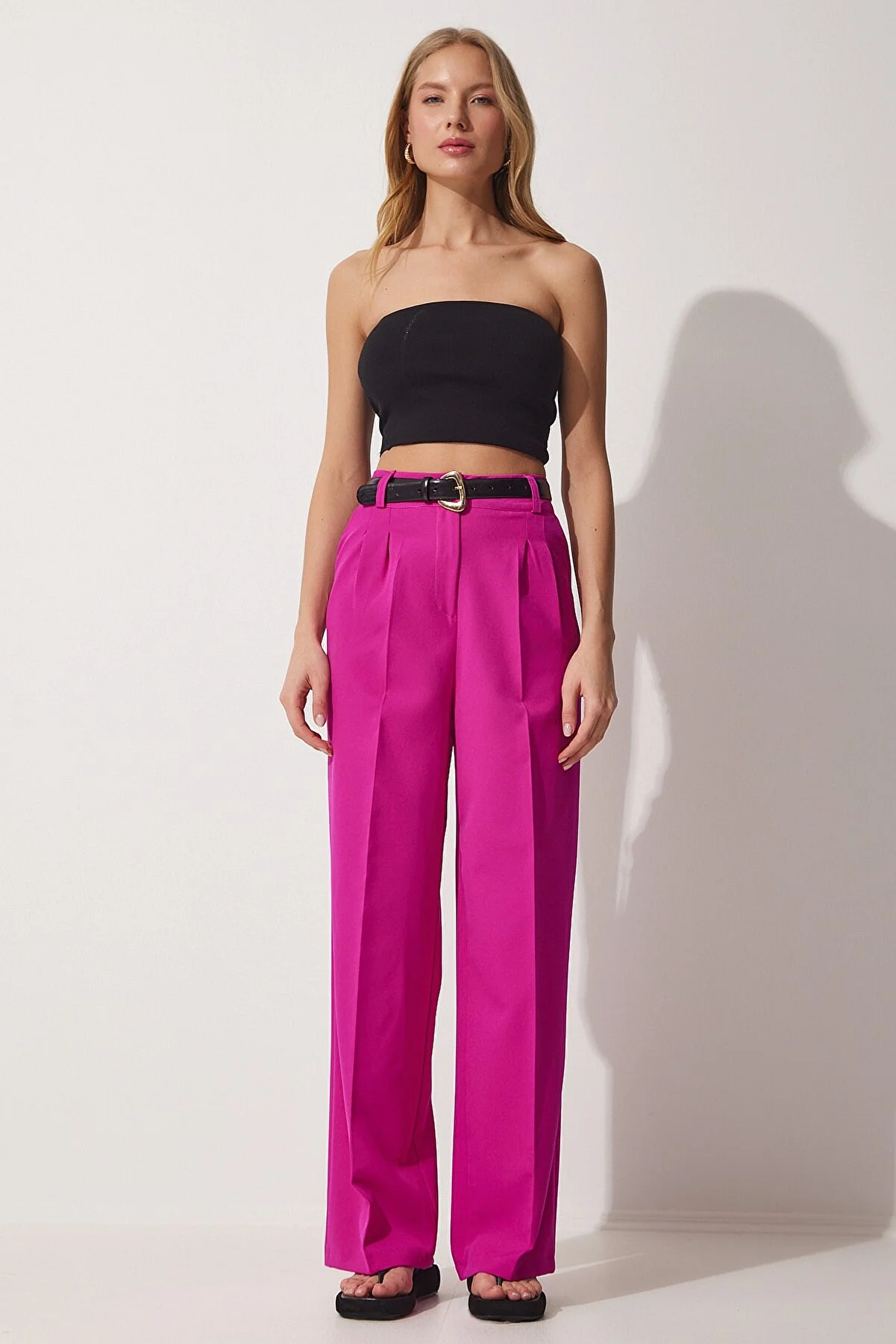 Happiness İstanbul  Maskuline Webhose mit weitem Bein