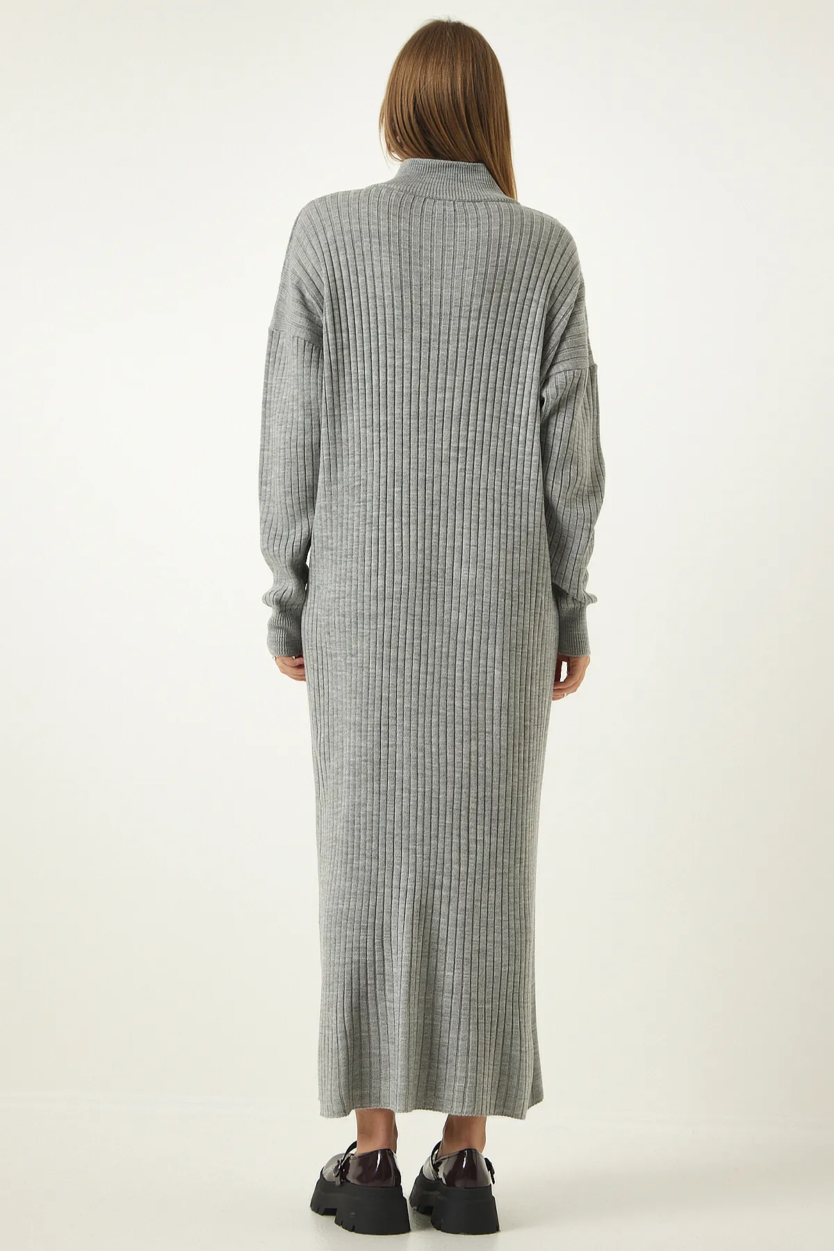 Happiness İstanbul  Graues, geripptes Oversize-Strickkleid für Damen DD01251