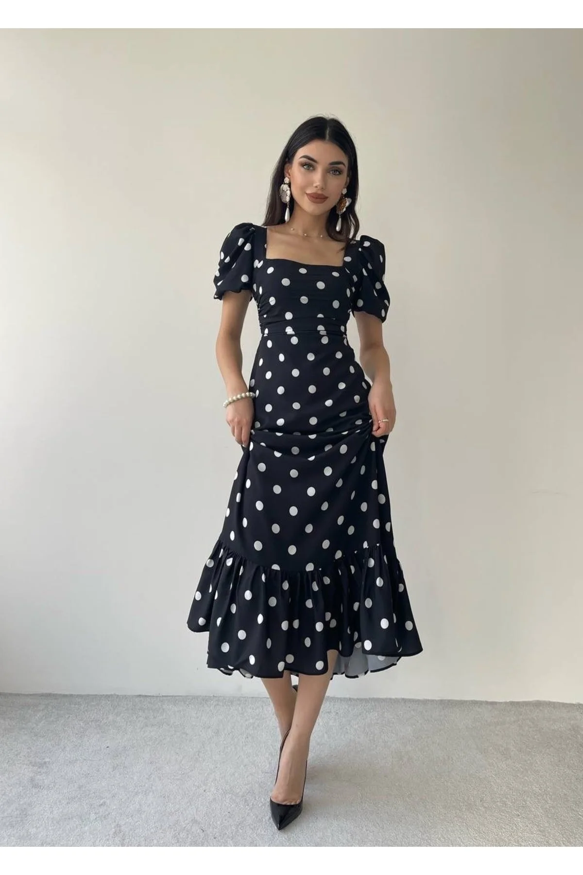 SONREİR  Langes, gepunktetes Kleid mit Ballonärmeln und quadratischem Ausschnitt
