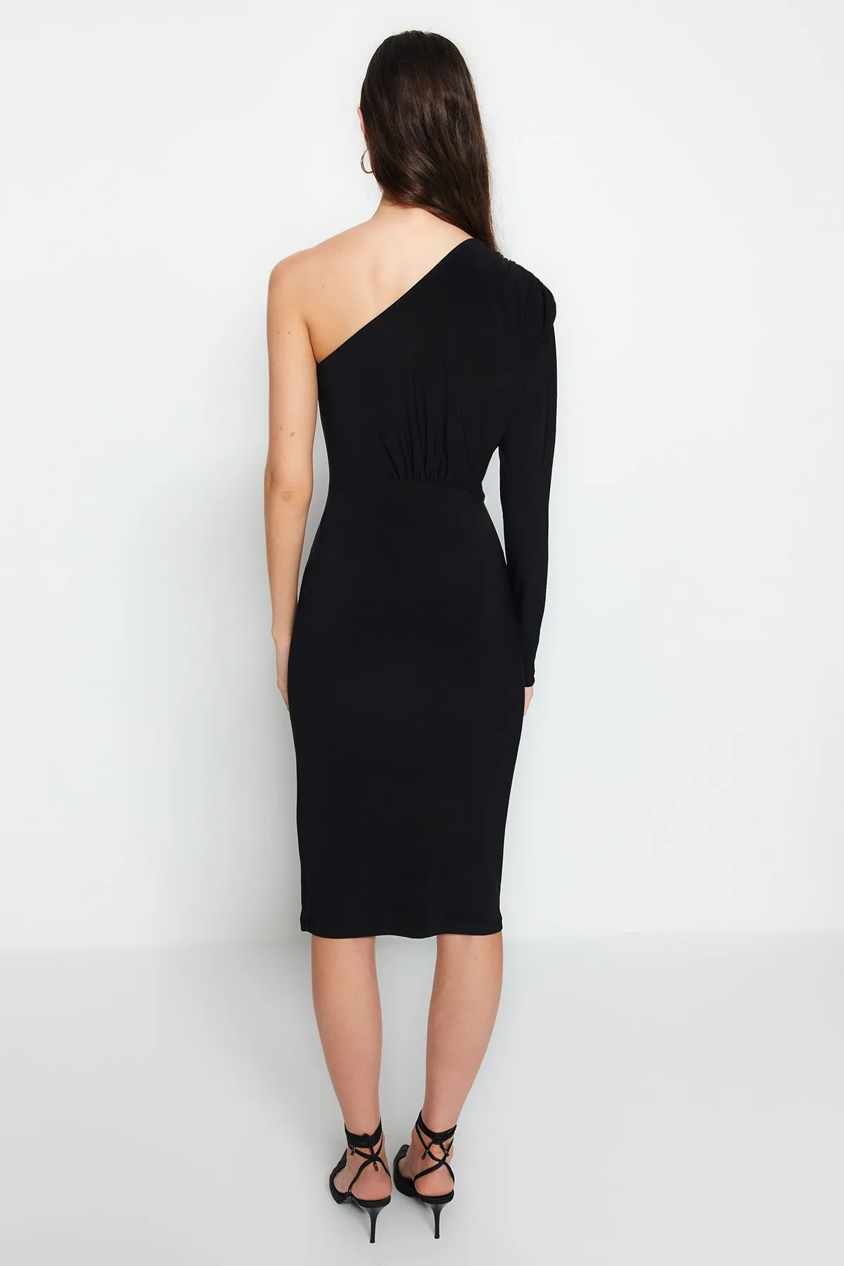 Trendyol Collection  Schwarzes, drapiertes, detailliertes One-Shoulder-Midi-Strickkleid mit Stretch TWOAW24EL00123
