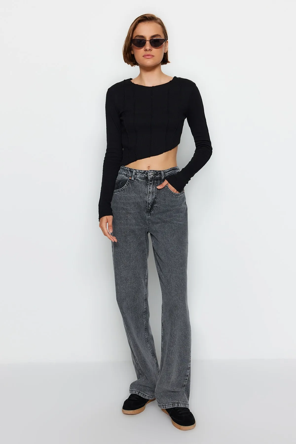 Trendyol Collection  Graue Jeans mit hoher Taille und weitem Bein TWOAW24JE00073