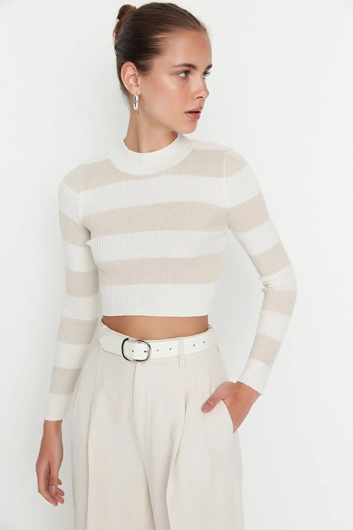 Trendyol Collection  Ecrufarbener, kurzer Strickpullover aus Baumwolle mit Streifen TWOAW20KZ0255