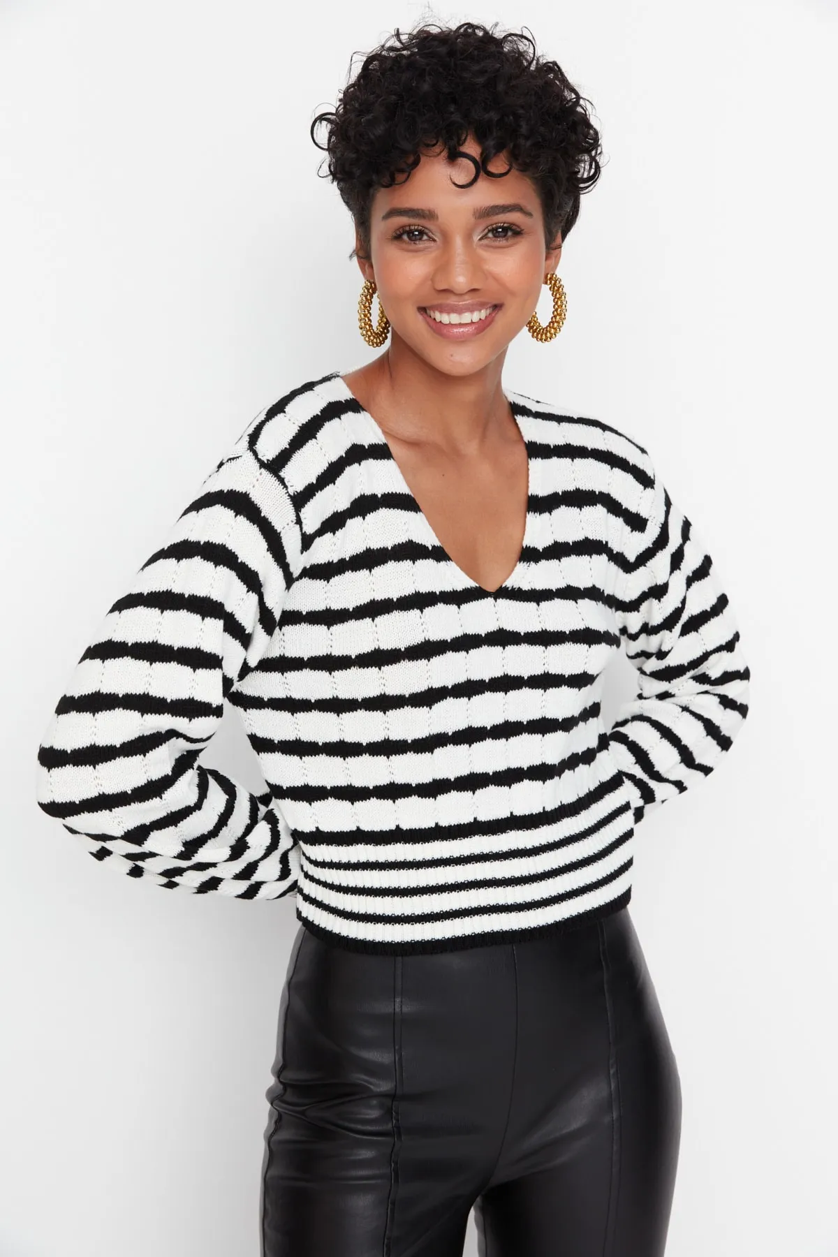 Trendyol Collection  Schwarzer kurzer Strickpullover mit Streifen TWOAW23KZ00634