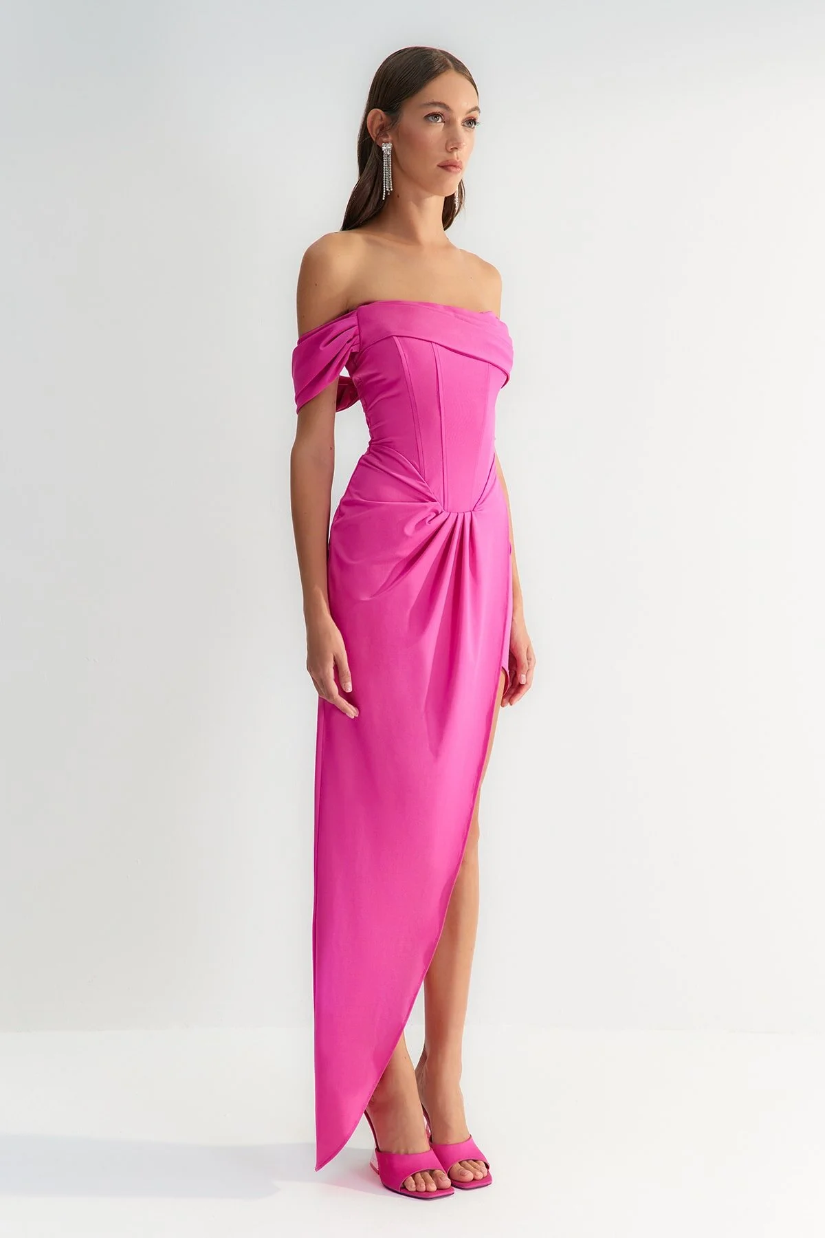 Trendyol Collection  X Zeynep Tosun Fuchsiafarbenes Abendkleid und Homecoming-Kleid mit figurbetontem Korsettdetail TCLSS23AE00013