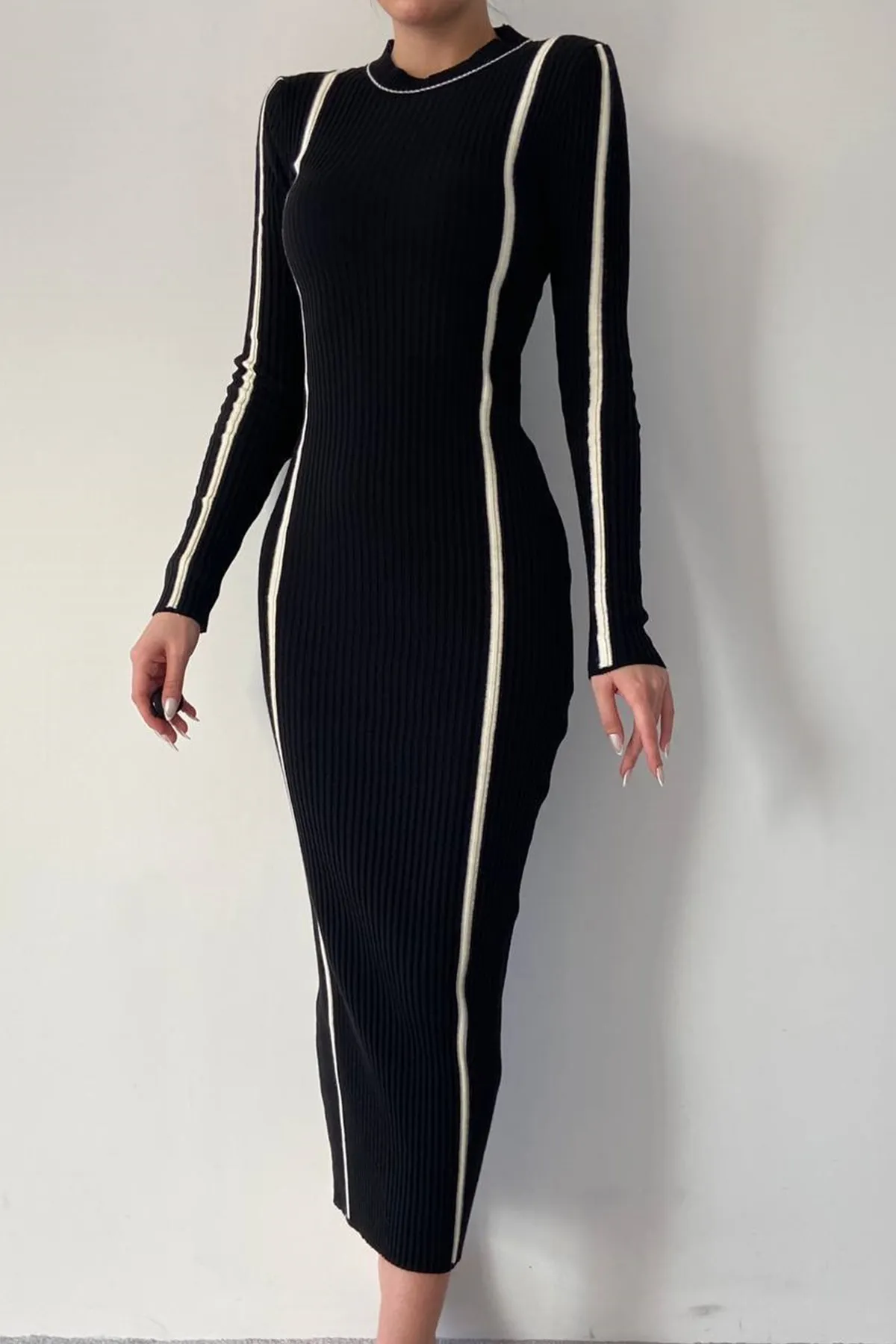 lovebox  Schwarzes Midikleid aus dehnbarem Strickstoff mit Streifenmuster und Rundhalsausschnitt, langen Ärmeln, 188