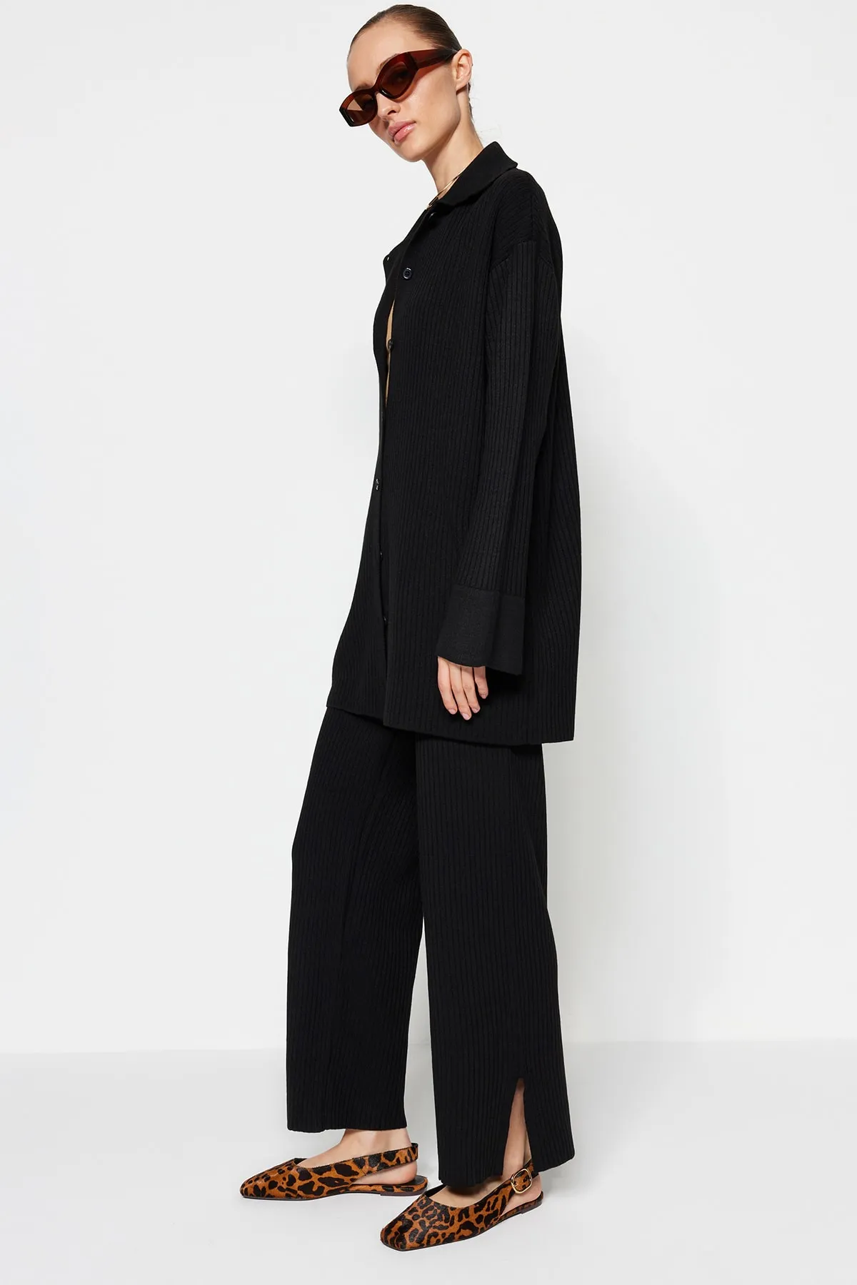 Trendyol Modest  Schwarzes Strickset mit Cardigan und Hose mit Schlitzdetail TCTAW23US00028
