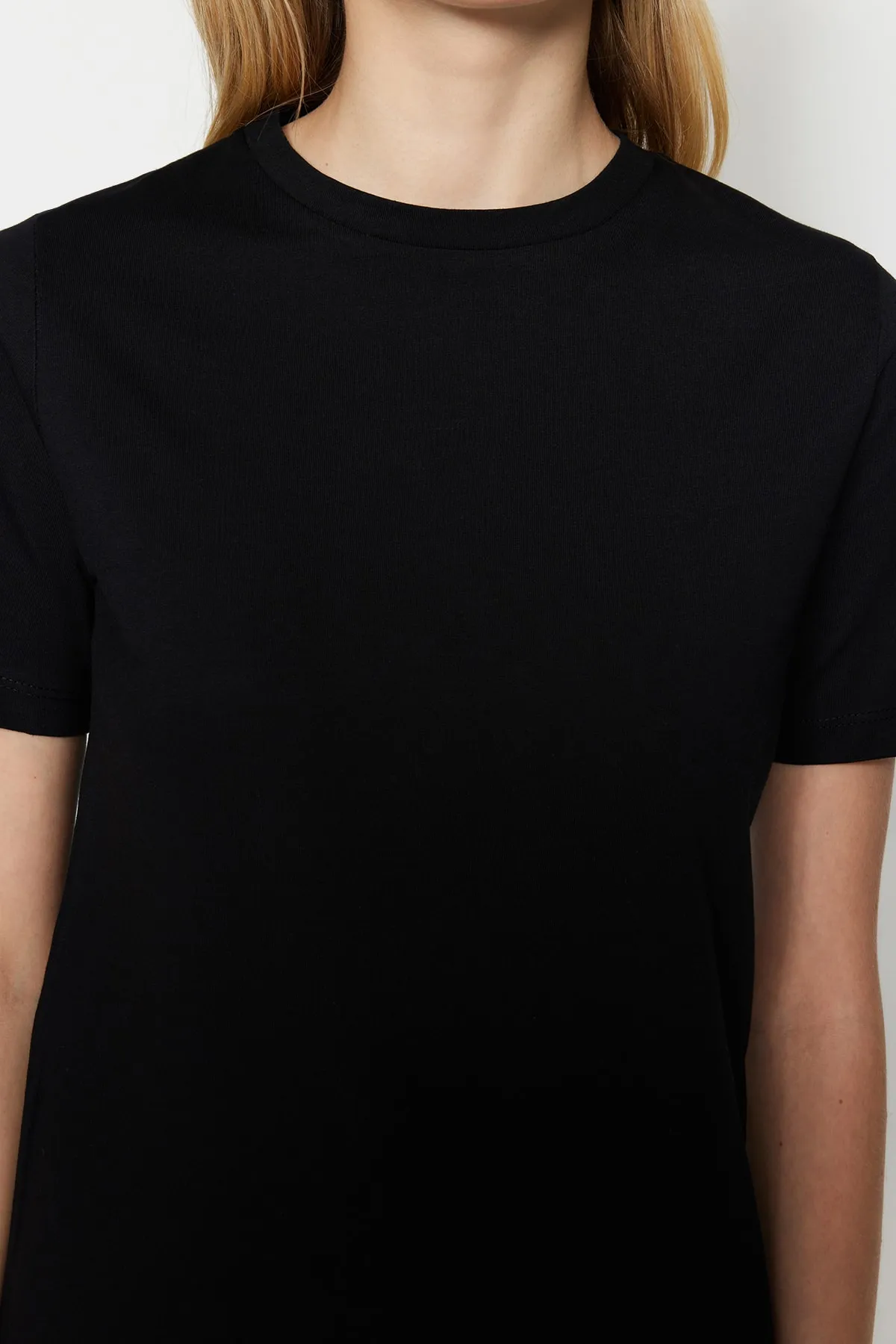 Trendyol Collection  Schwarzes Basic-Strick-T-Shirt mit Rundhalsausschnitt aus 100 % Baumwolle TWOSS23TS00000