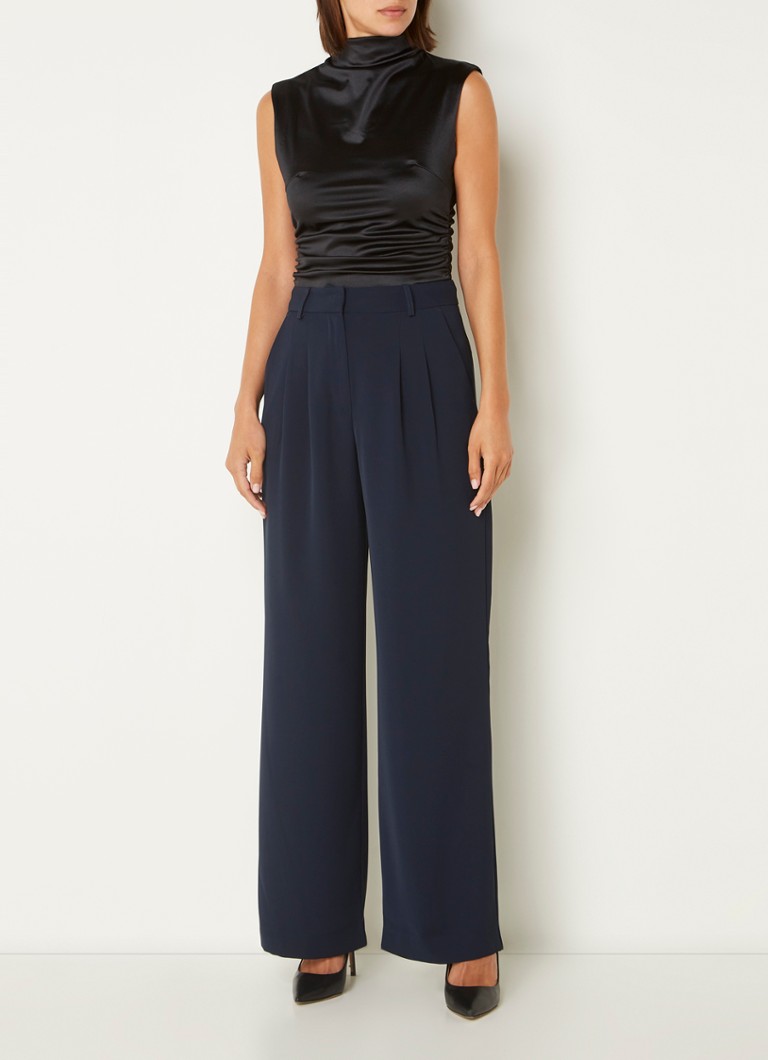 Pantalonii Harry au talie înaltă, talie lată pe picioare și buzunare laterale. Designul lor amintește de French Connection.