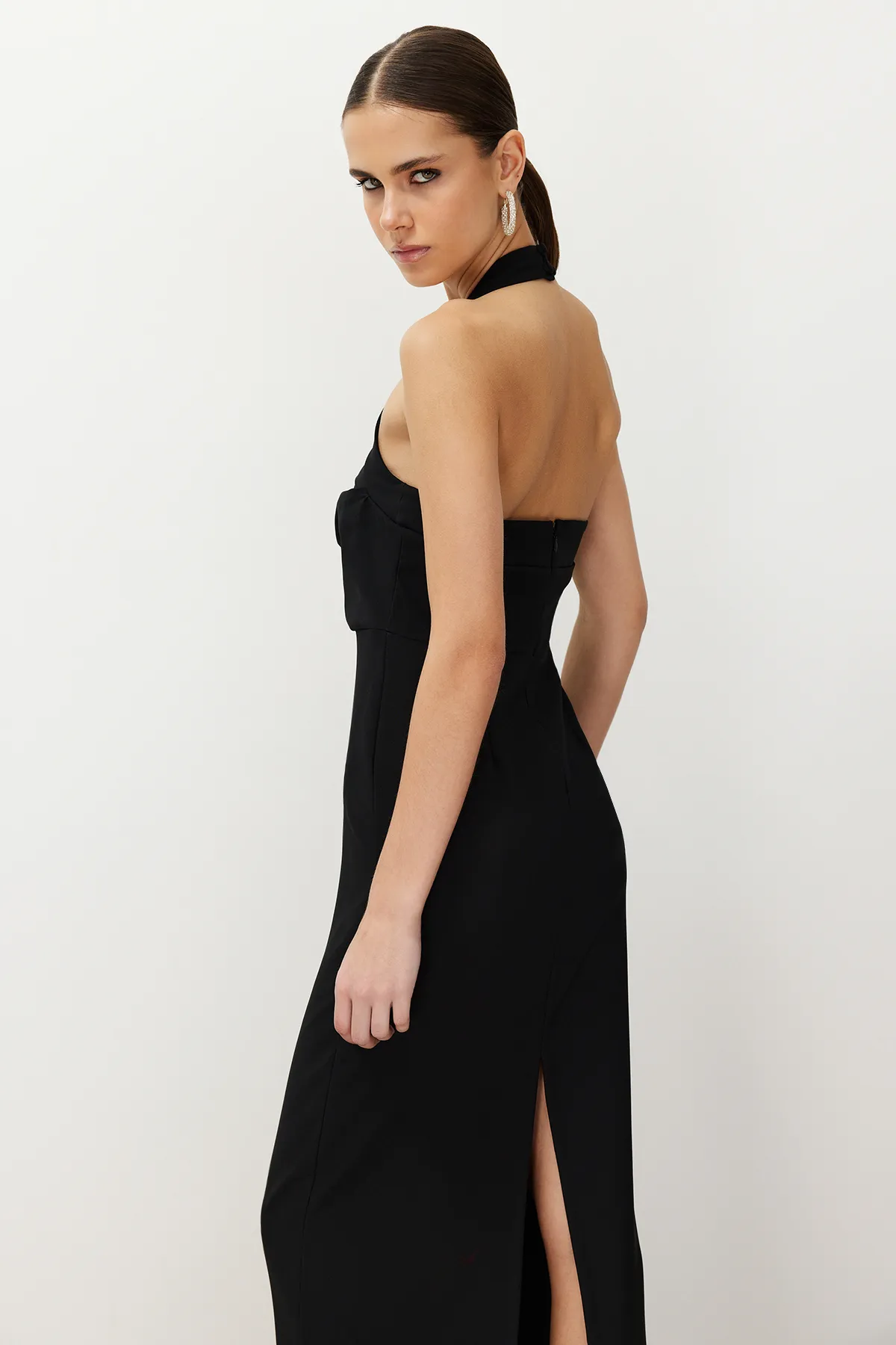 Trendyol Collection  Schwarzes, figurbetontes, gewebtes langes Abendkleid mit Degaje-Kragen TPRSS24AE00083