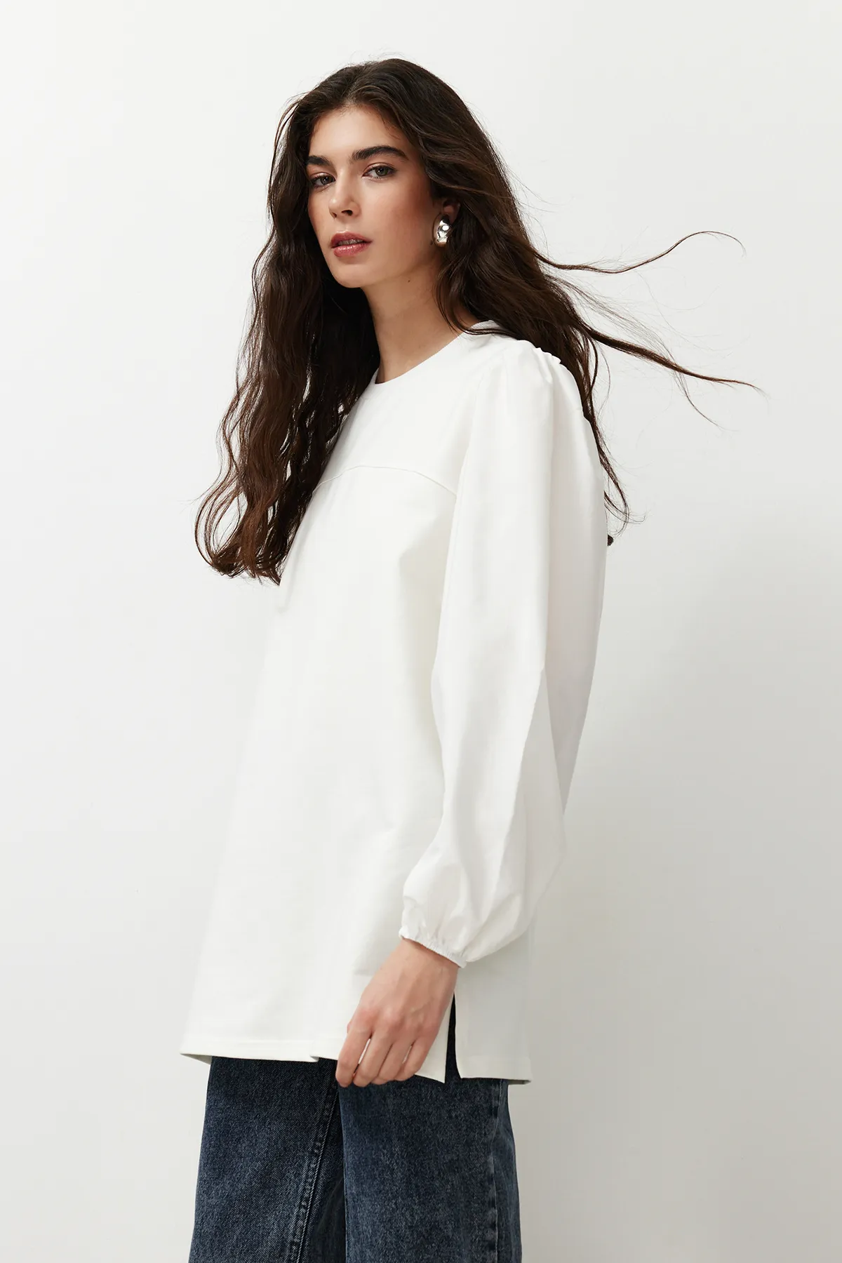 Trendyol Modest  Weißes Strick-Sweatshirt mit Popeline-Details und Ärmeln TCTSS24UK00041
