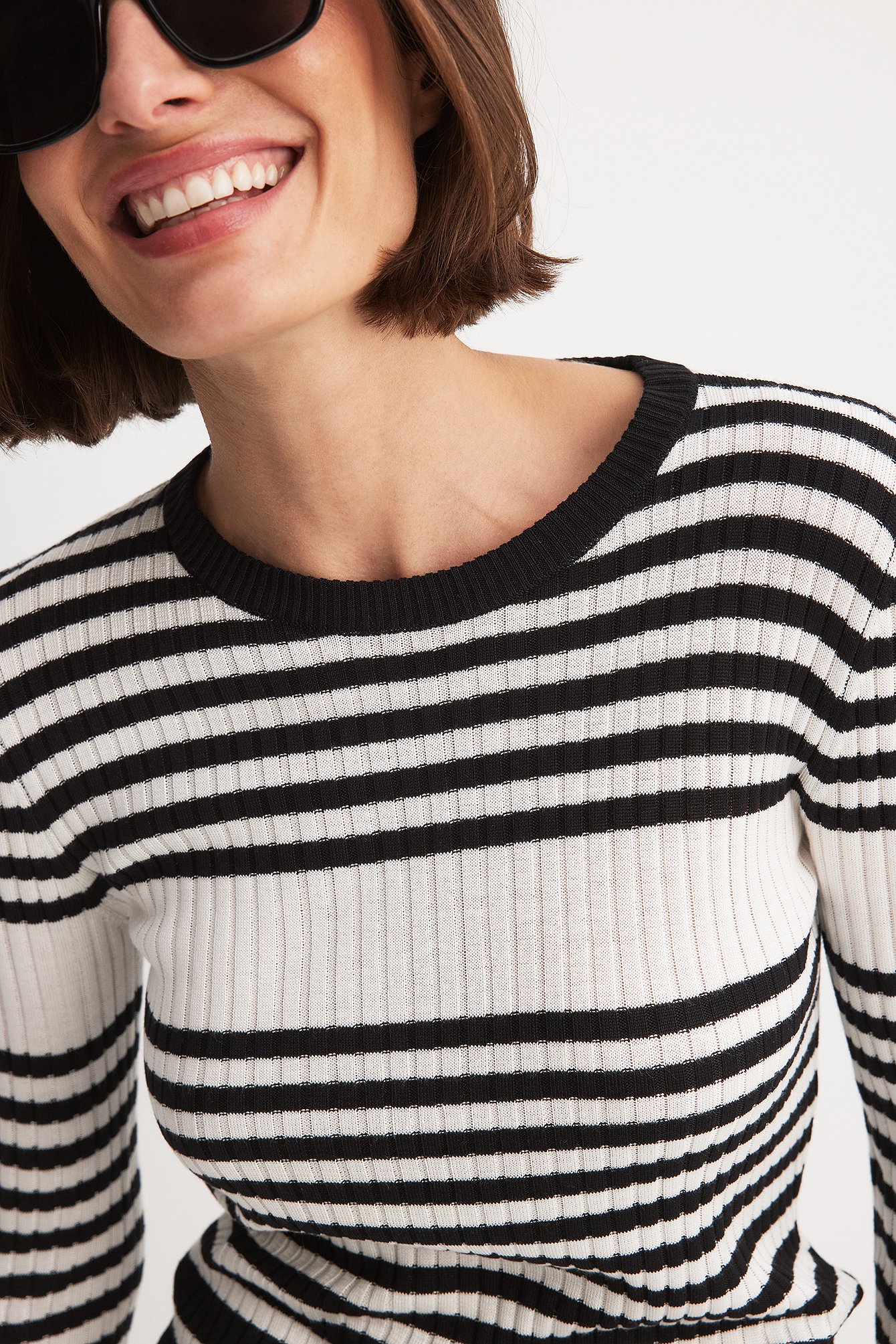 Fein gestrickter, gestreifter Pullover