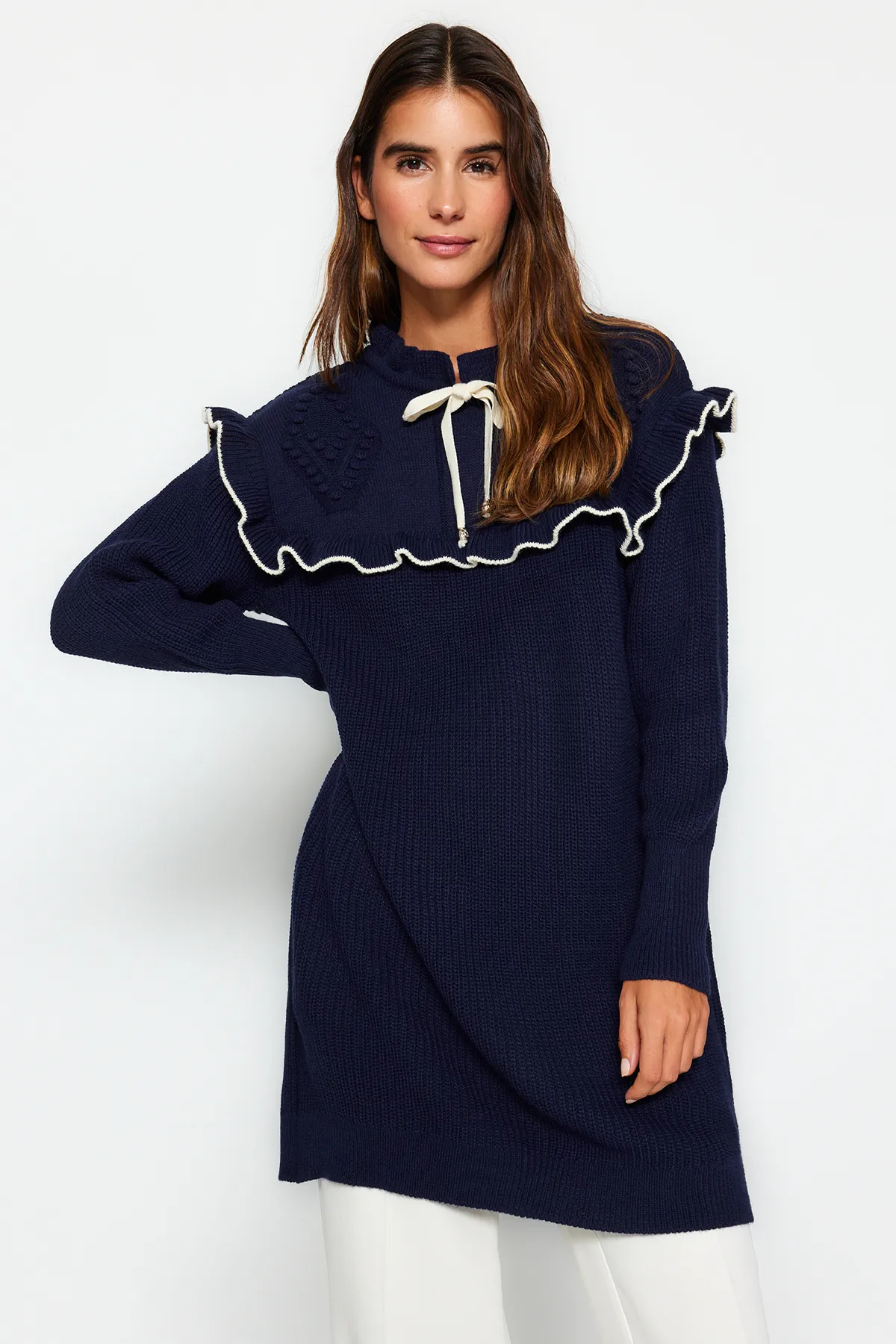 Trendyol Modest  Marineblauer, cremefarbener Strickpullover mit Paspelierung TCTAW24AK00171