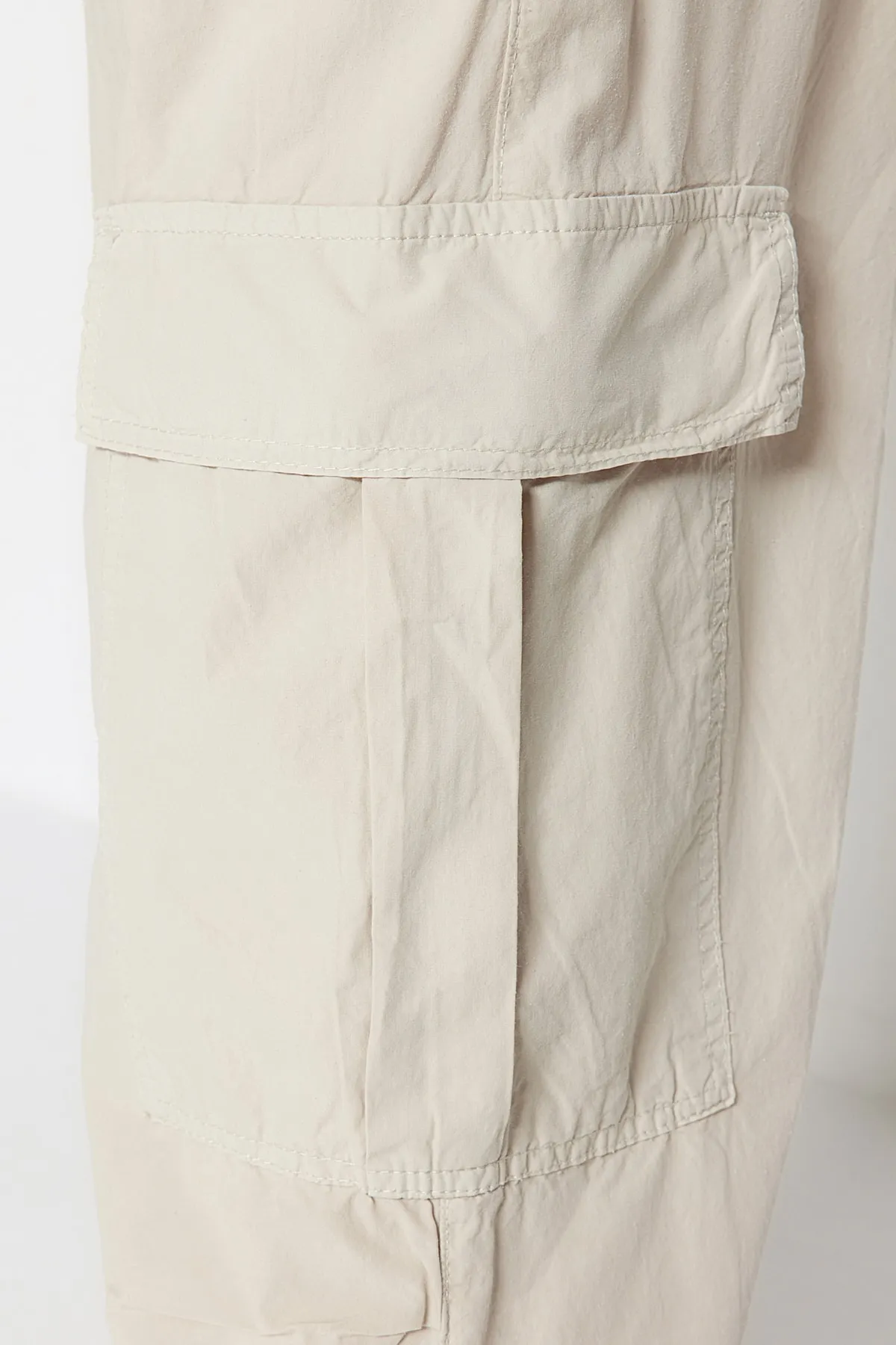 Trendyol Collection  Ecrufarbene Fallschirmjeans mit hoher Taille und weitem Bein und Taschendetail TWOSS23JE00207