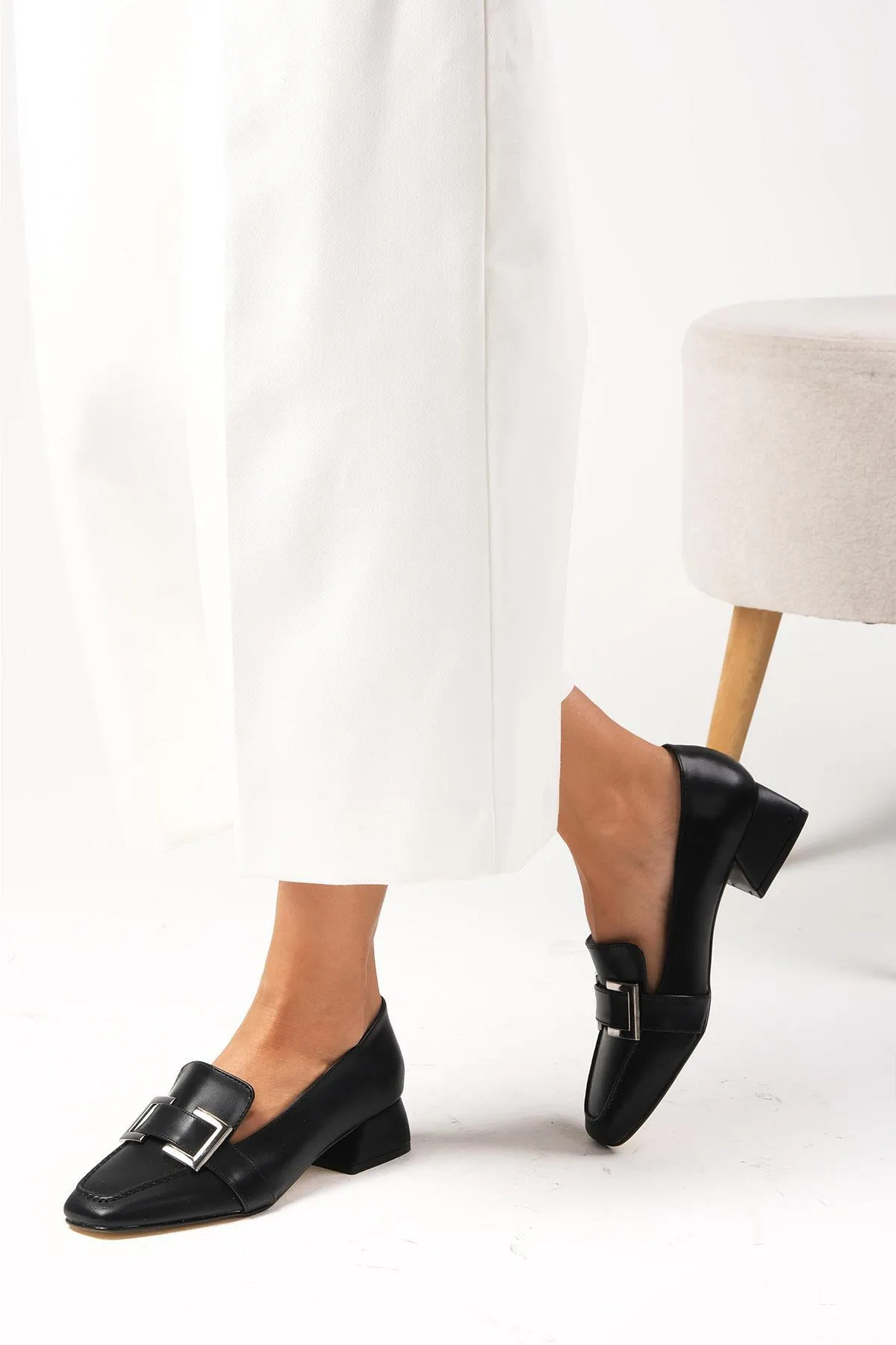 Mio Gusto  Betty Damen-Schuhe mit kurzem Absatz und stumpfer Zehenpartie in Schwarz mit Schnallenzubehör