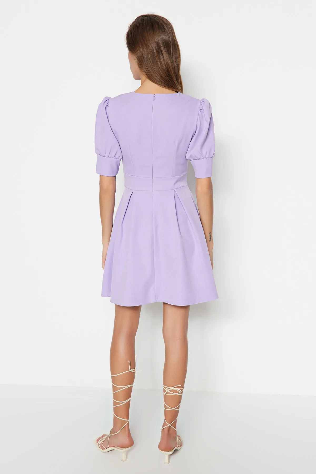 Trendyol Collection  Lilafarbenes A-Linien-Minikleid aus gewebtem Plisseegewebe TWOSS20EL1639
