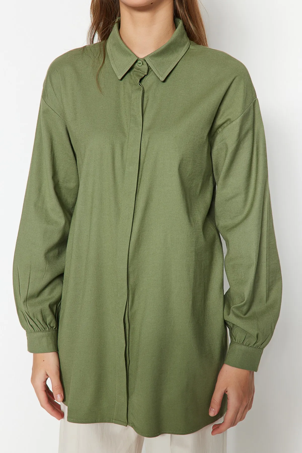 Trendyol Modest  Khakifarbenes, gewebtes Hemd mit Gimpen auf der Rückseite TCTSS23TG00061