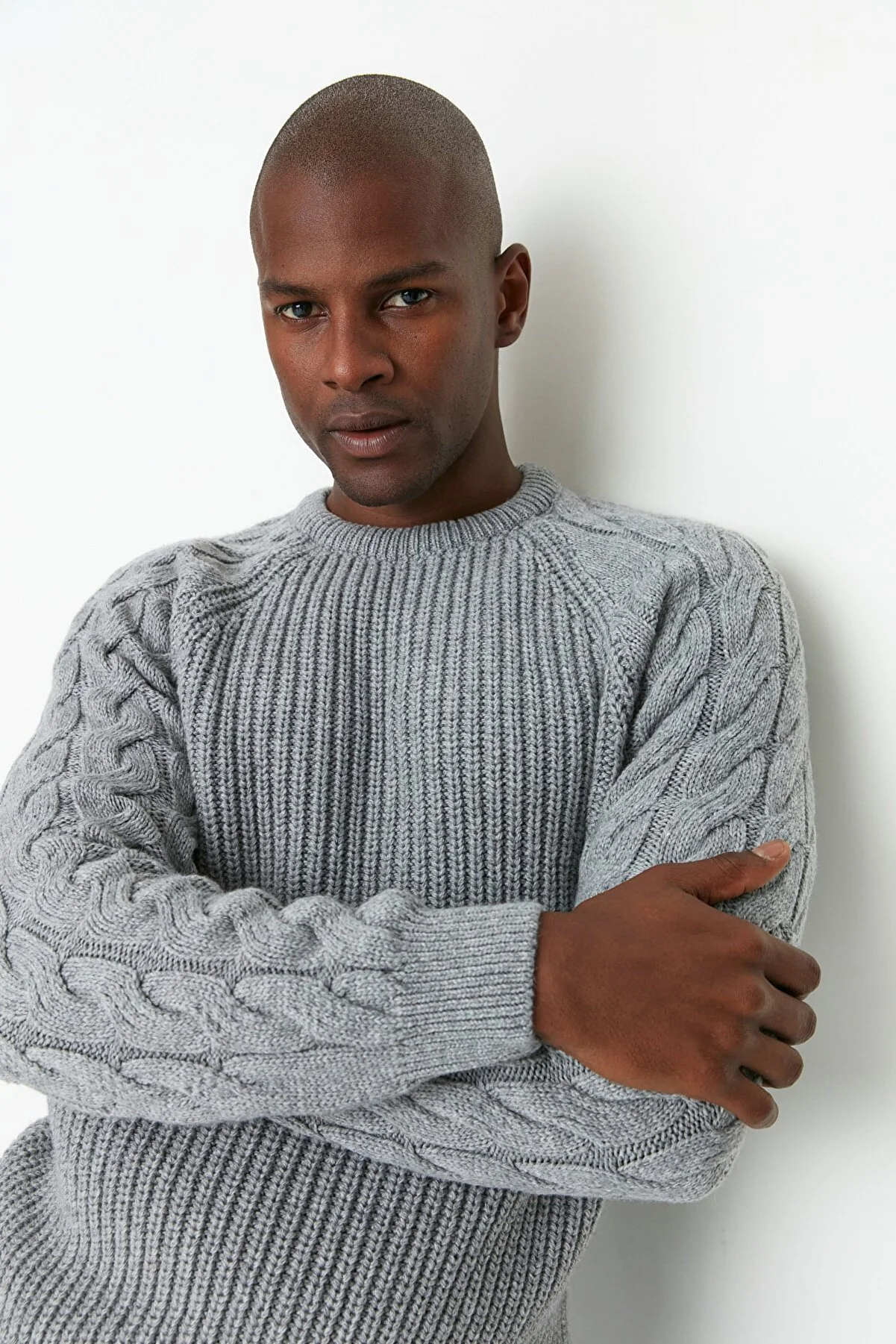 Trendyol Collection  Grauer Strickpullover mit Rundhalsausschnitt, normaler Passform und detailliertem Haarzopfmuster TMNAW22KZ2059