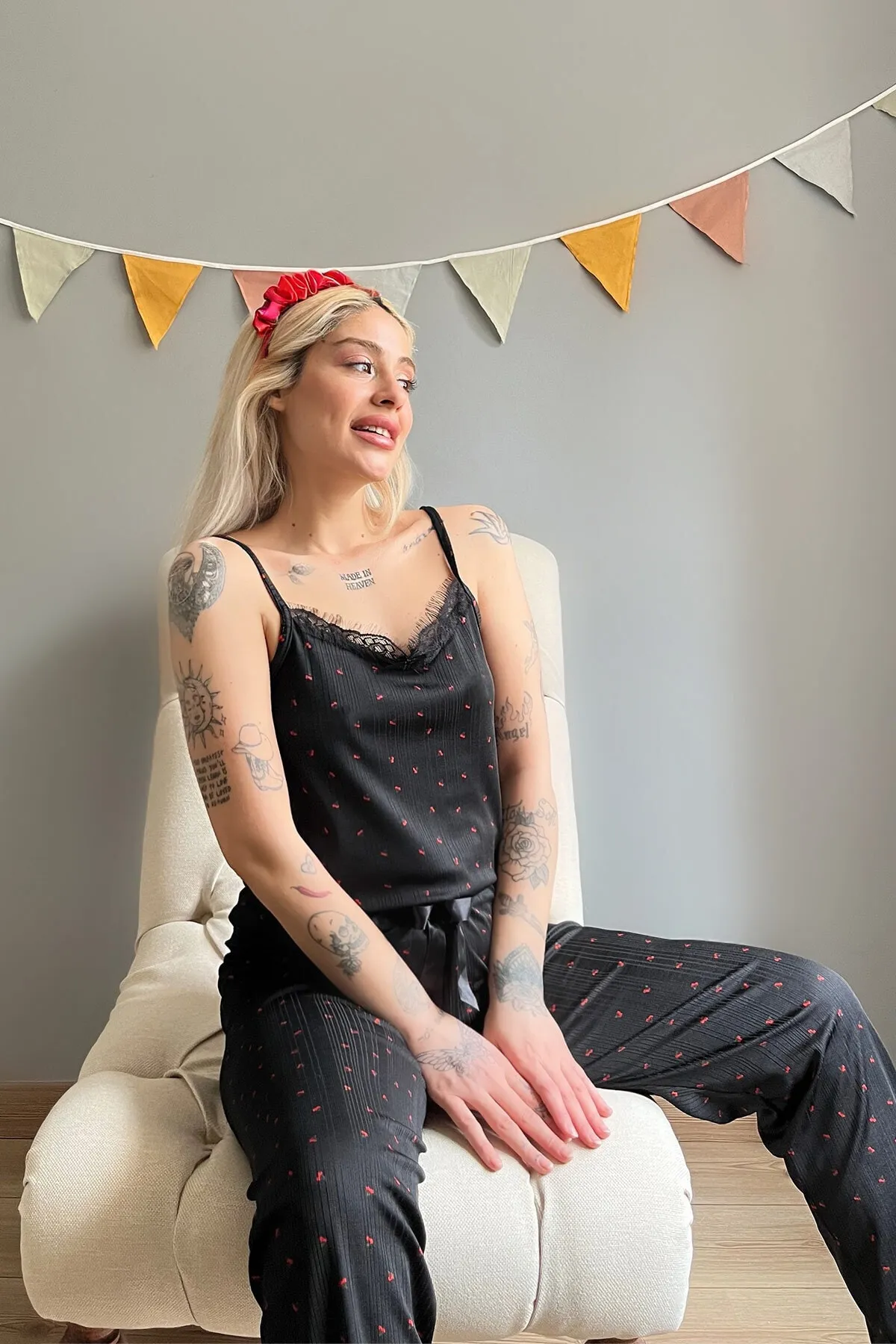 Pijamaevi  Damen-Pyjama-Set aus Strick, schwarz, rot, mit Kirschmuster, Spitze und Riemen