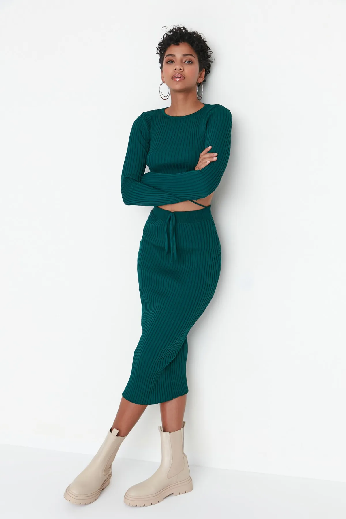Trendyol Collection  Grünes Super Crop Strickoberteil und -unterteil-Set mit Krawatte und Rock TWOAW22EL0543