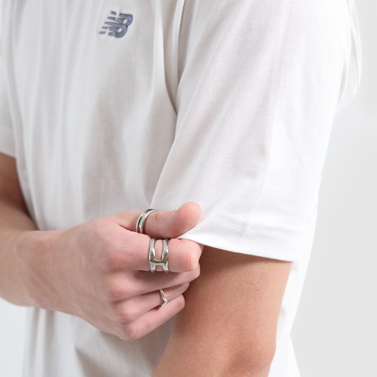 New Balance – Vit och grå t-shirt med liten logotyp