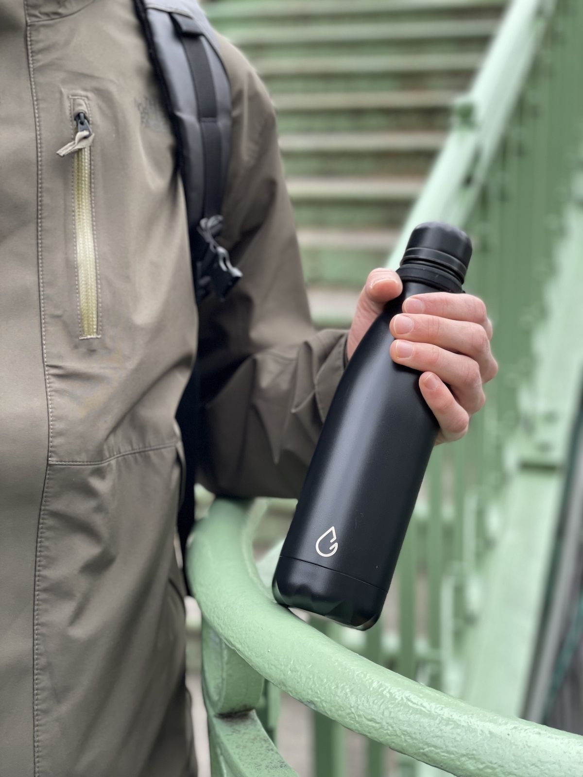 Wattamula Luxus Design Öko Edelstahl 500-ml-Wasserflasche mit Tragekarabiner