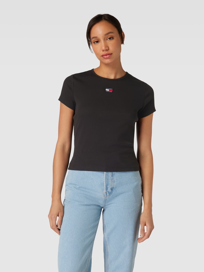 T-Shirt mit Label-Patch in schwarz