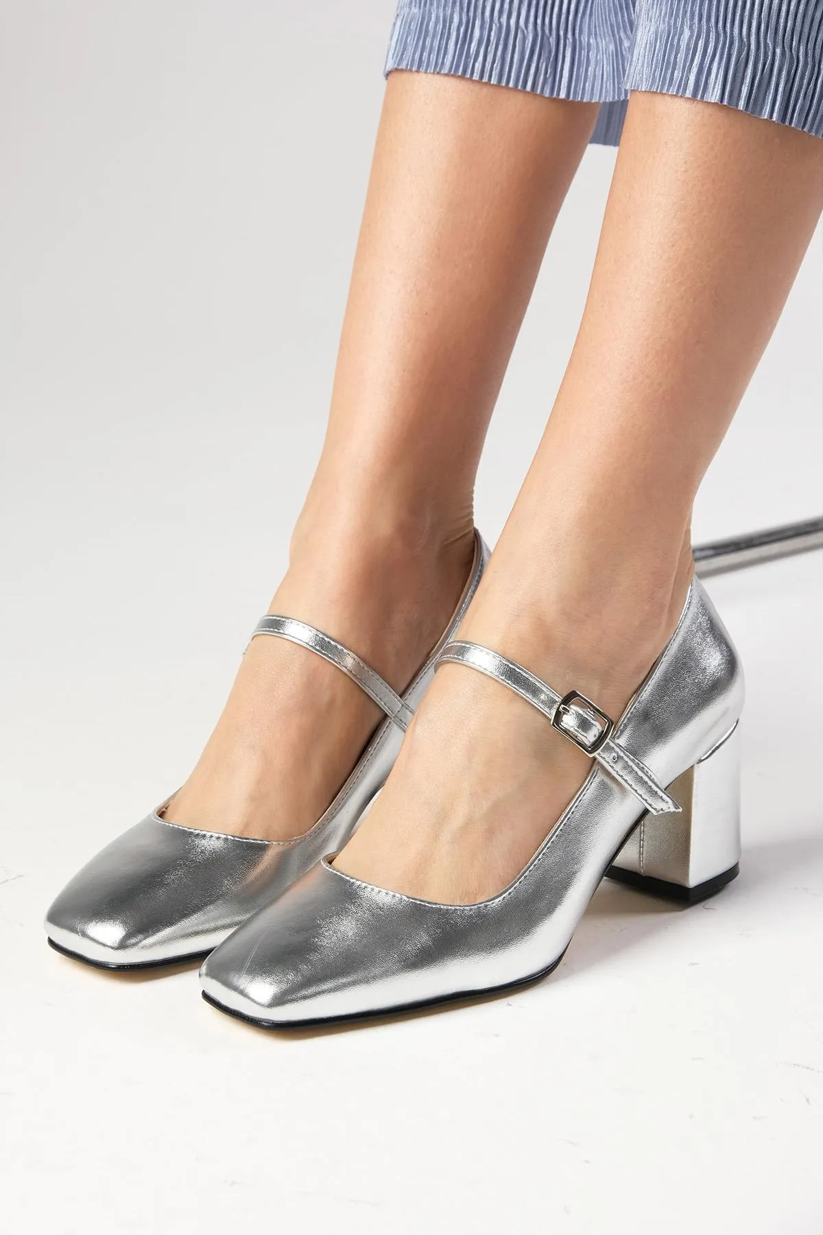 Mio Gusto  Alda Silberfarbene Damenschuhe mit stumpfer Zehenpartie und Absatz