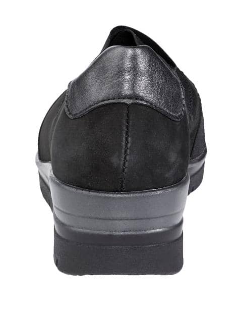 Slipper mit Elasteinsätzen