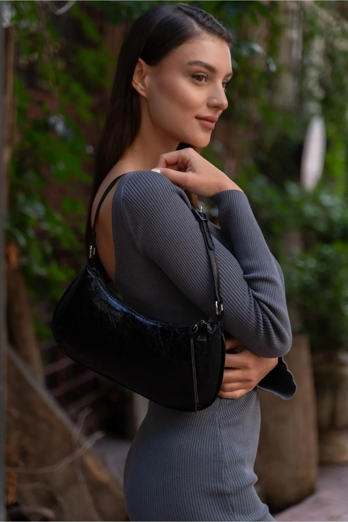 Madamra  Schwarze Damen-Umhängetasche aus Lackleder