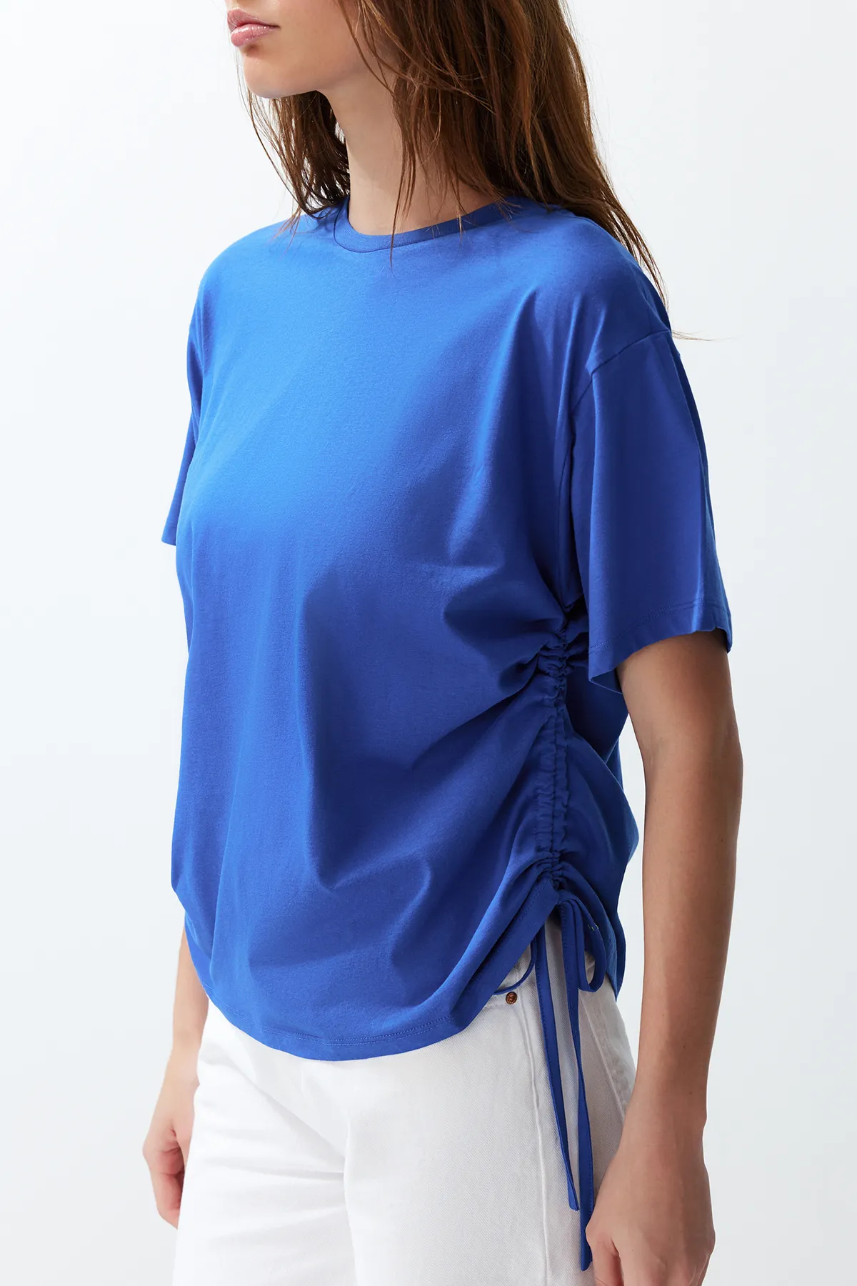 Trendyol Collection  Saks Strick-T-Shirt mit Rundhalsausschnitt aus 100 % Baumwolle mit bedrucktem Kordelzug und detaillierter Oversize-Passform TWOSS23TS00150