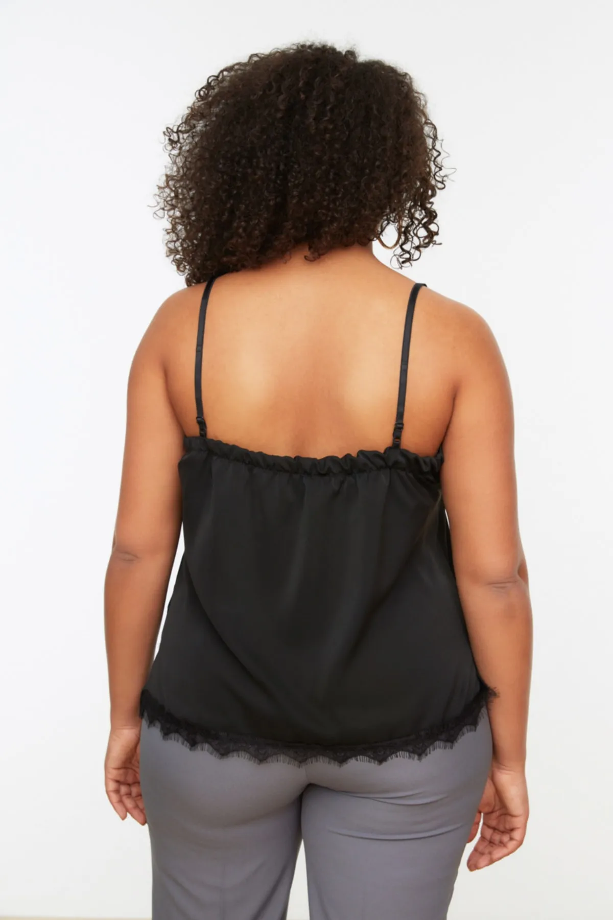 Trendyol Curve  Schwarze Bluse aus gewebter Spitze mit Trägern TBSSS22AF0044
