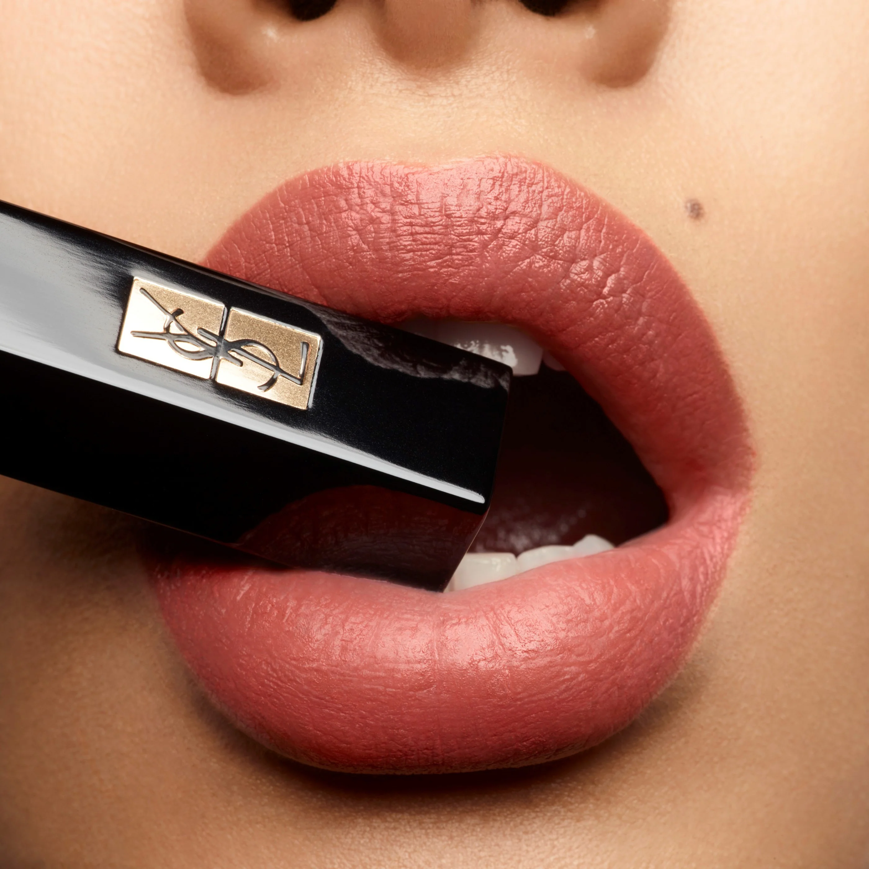 Rouge Pur Couture The Slim Velvet Radical Lipstick - Lápiz labial mate, lápiz labial