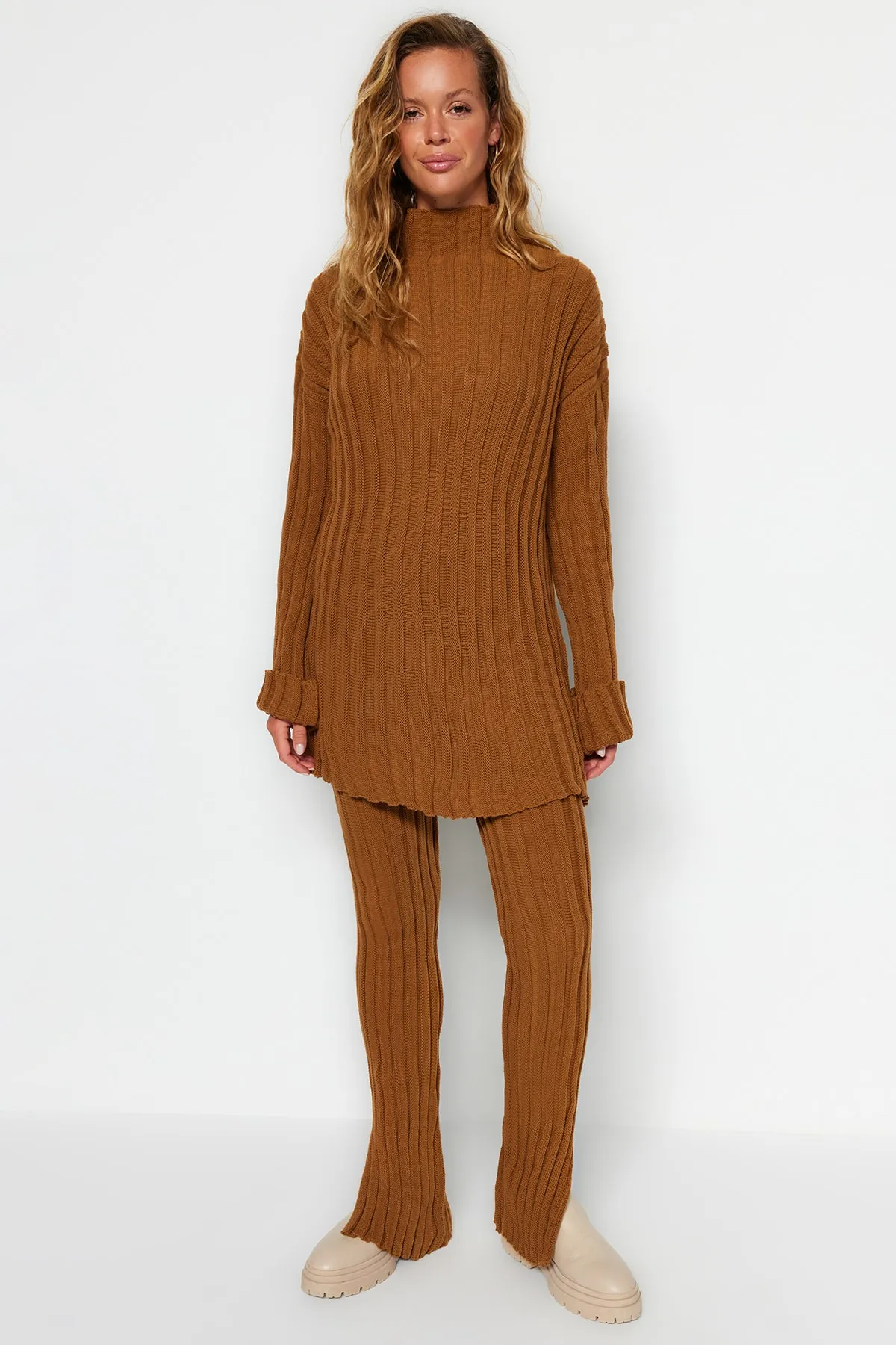 Trendyol Collection  Braunes Strickoberteil- und -unterteil-Set aus Cord-Basic-Hose TWOAW24AU00013