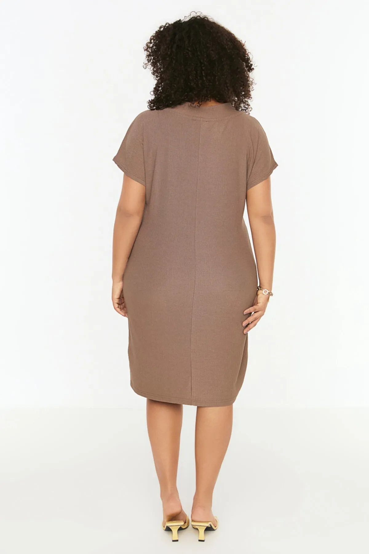 Trendyol Curve  Nerzfarbenes, gerade geschnittenes Strickkleid TBSSS22EL2365